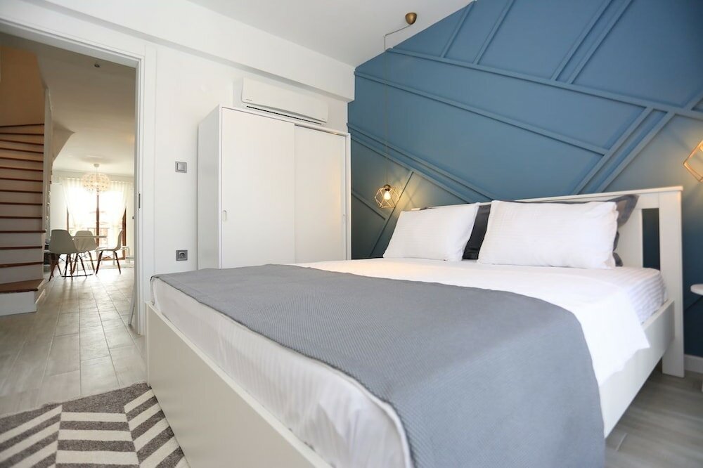 Deluxe Apartment, 2 Bedrooms, Kitchen, Partial Sea View