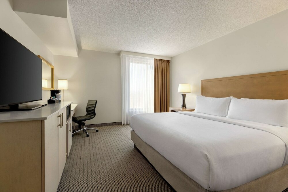 Suite, 1 King Bed, Accessible, Bathtub (Mobility & Hearing)