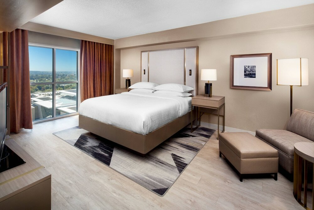 Traditional Room, 1 King Bed (Mobility/Hearing Access, Roll-In Shwr)