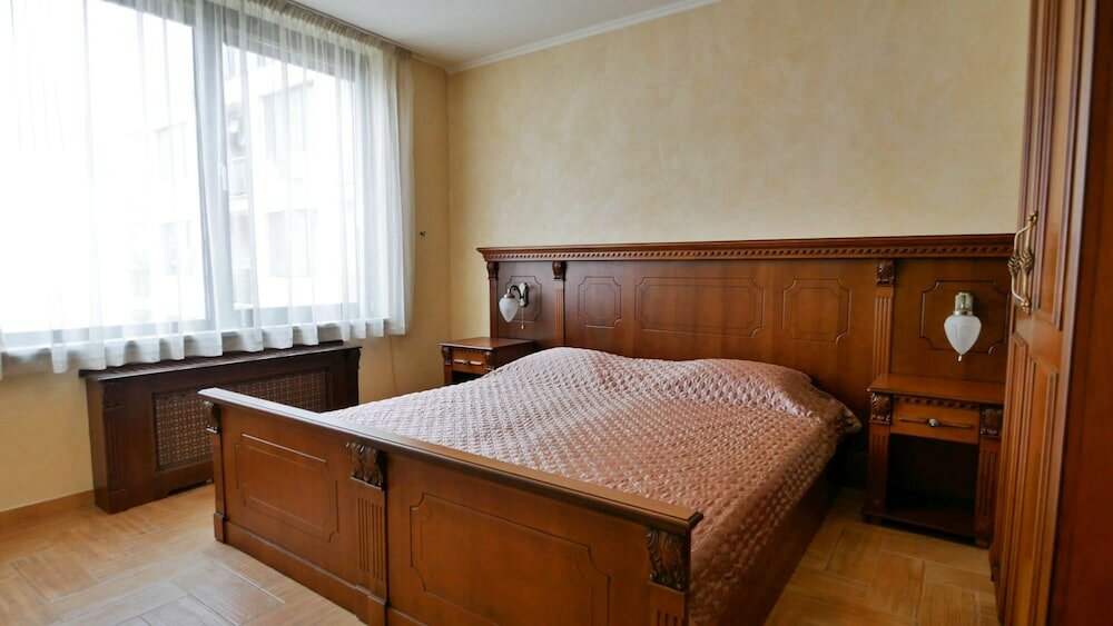 Classic Studio, 1 King Bed, Accessible, Mountain View