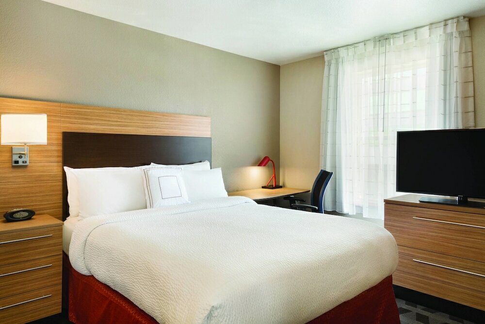 Studio, 1 Queen Bed with Sofa bed (Mobility Accessible, Roll-In Shower)