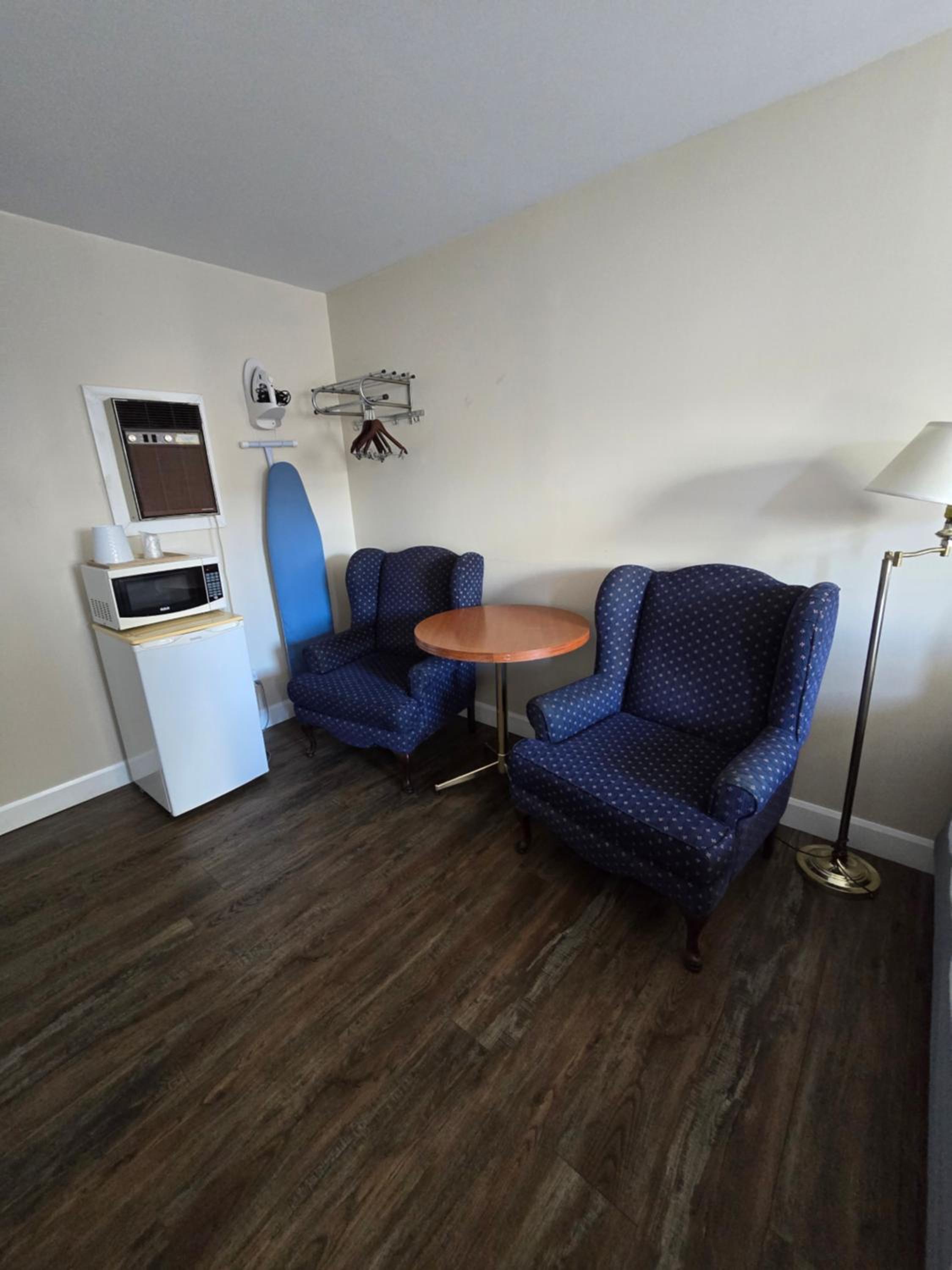 Queen Room - Exterior Access/Non-Smoking