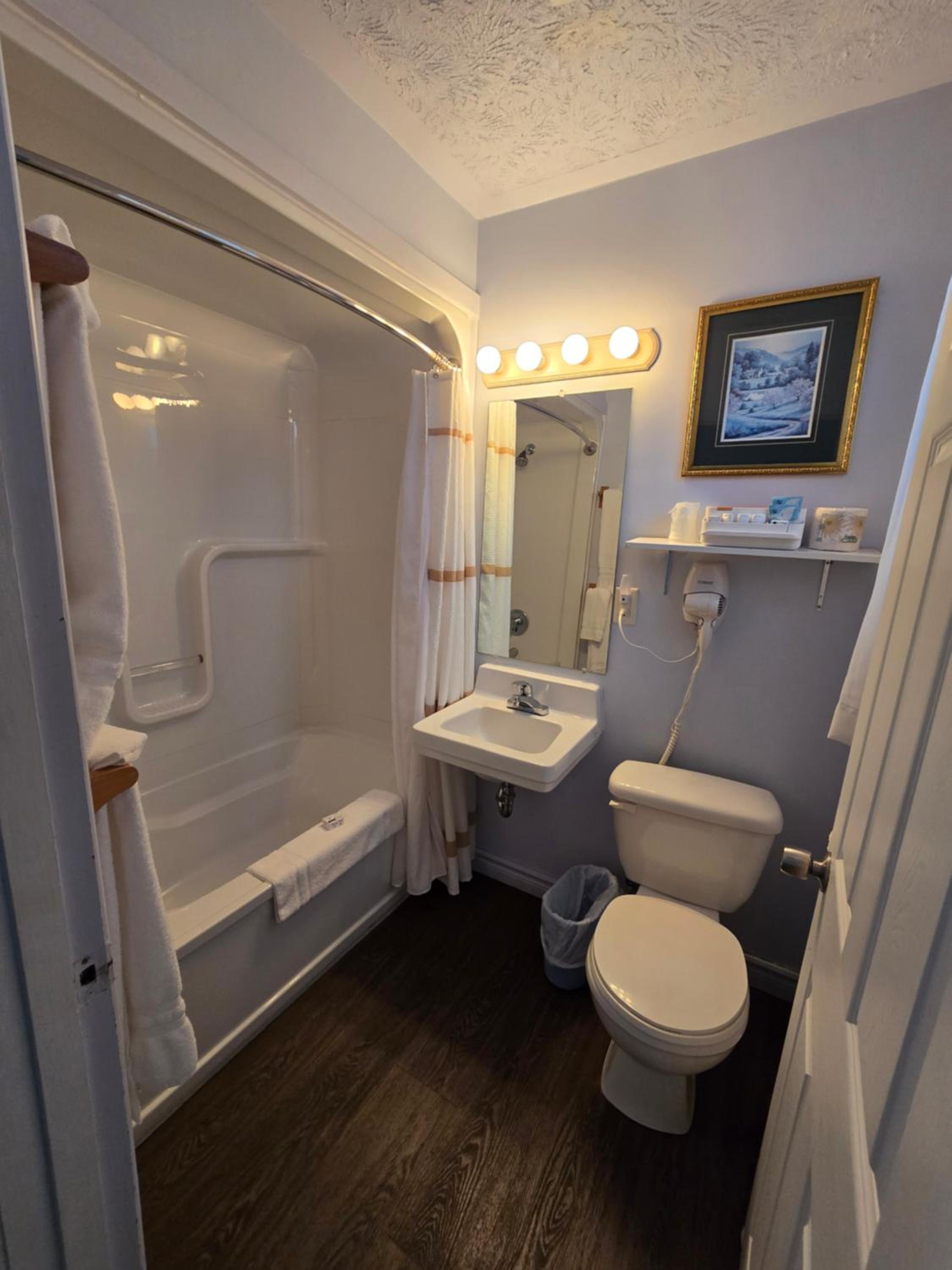 Queen Room - Exterior Access/Non-Smoking