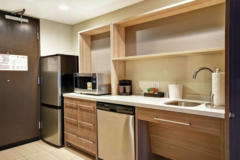Studio, 1 King Bed, Accessible (Roll-In Shower)