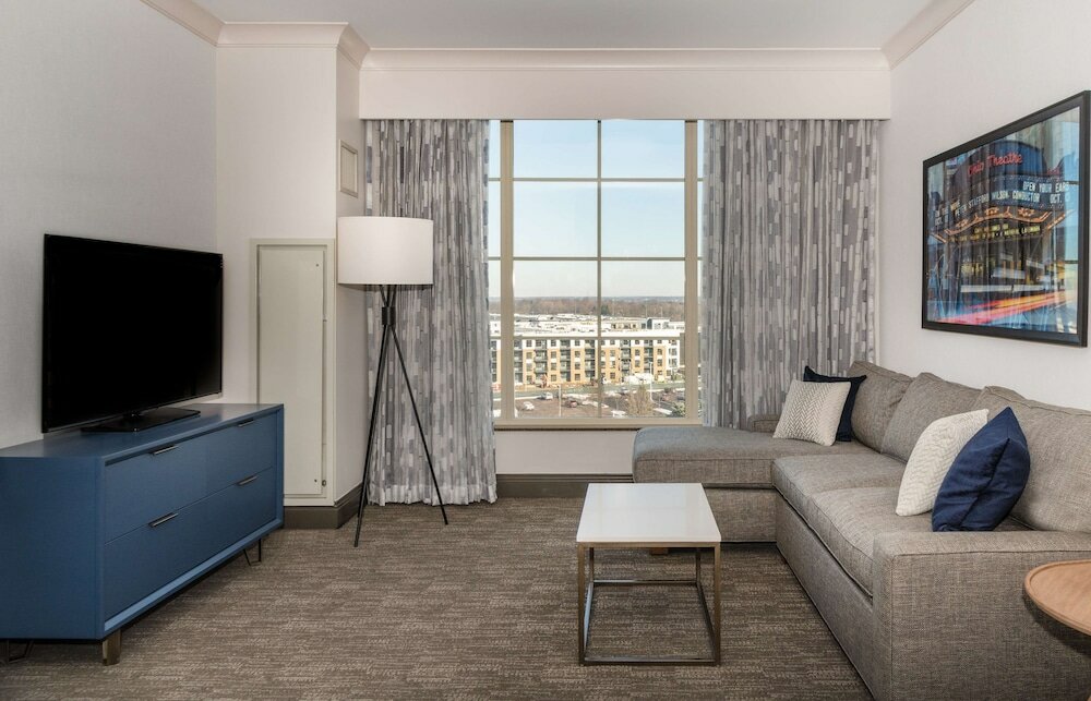 executive 2-room suite,1king bed with one sofa bed, business lounge access(hearing)