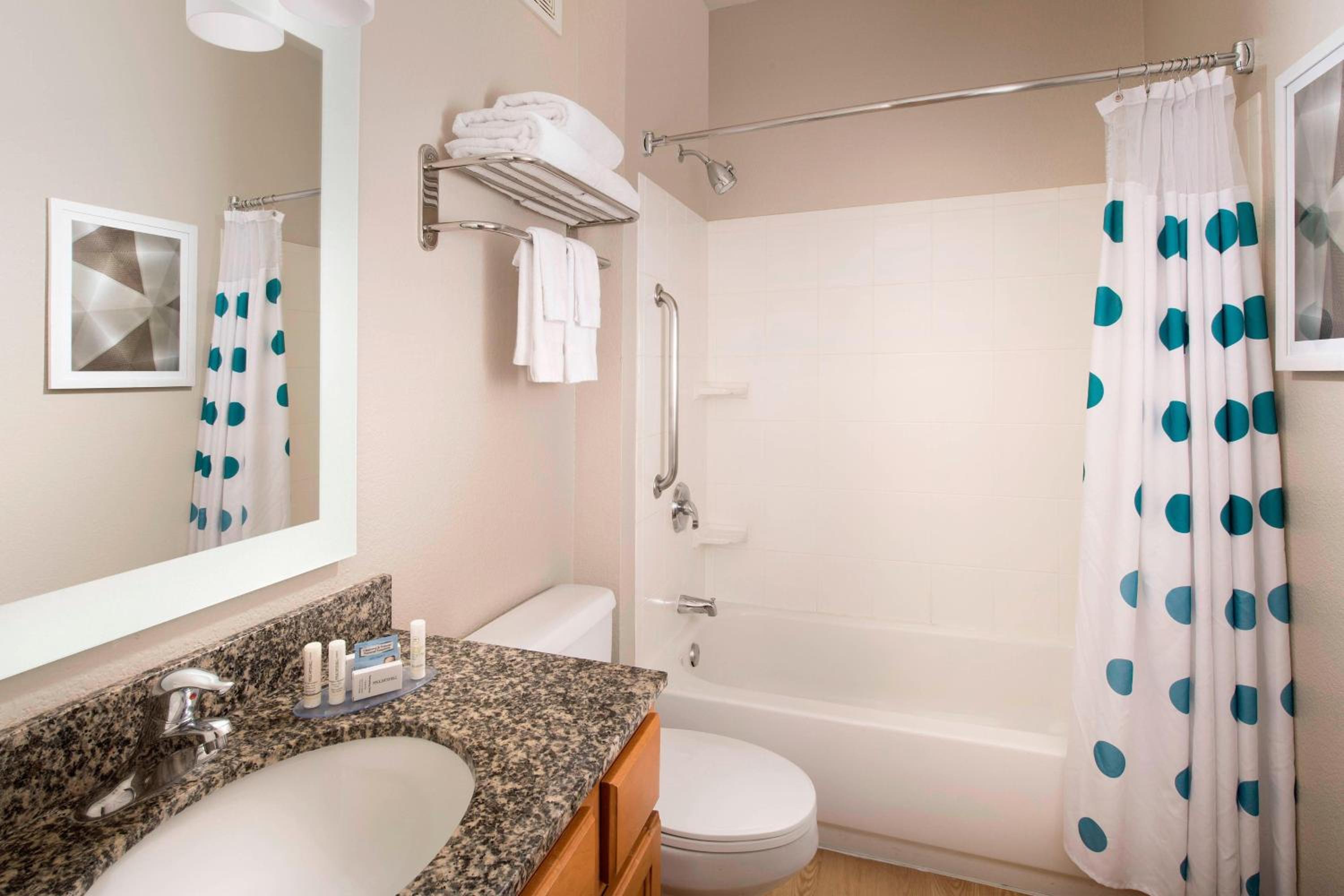 Queen Studio with Sofa Bed and Adapted Tub - Mobility and Hearing Accessible