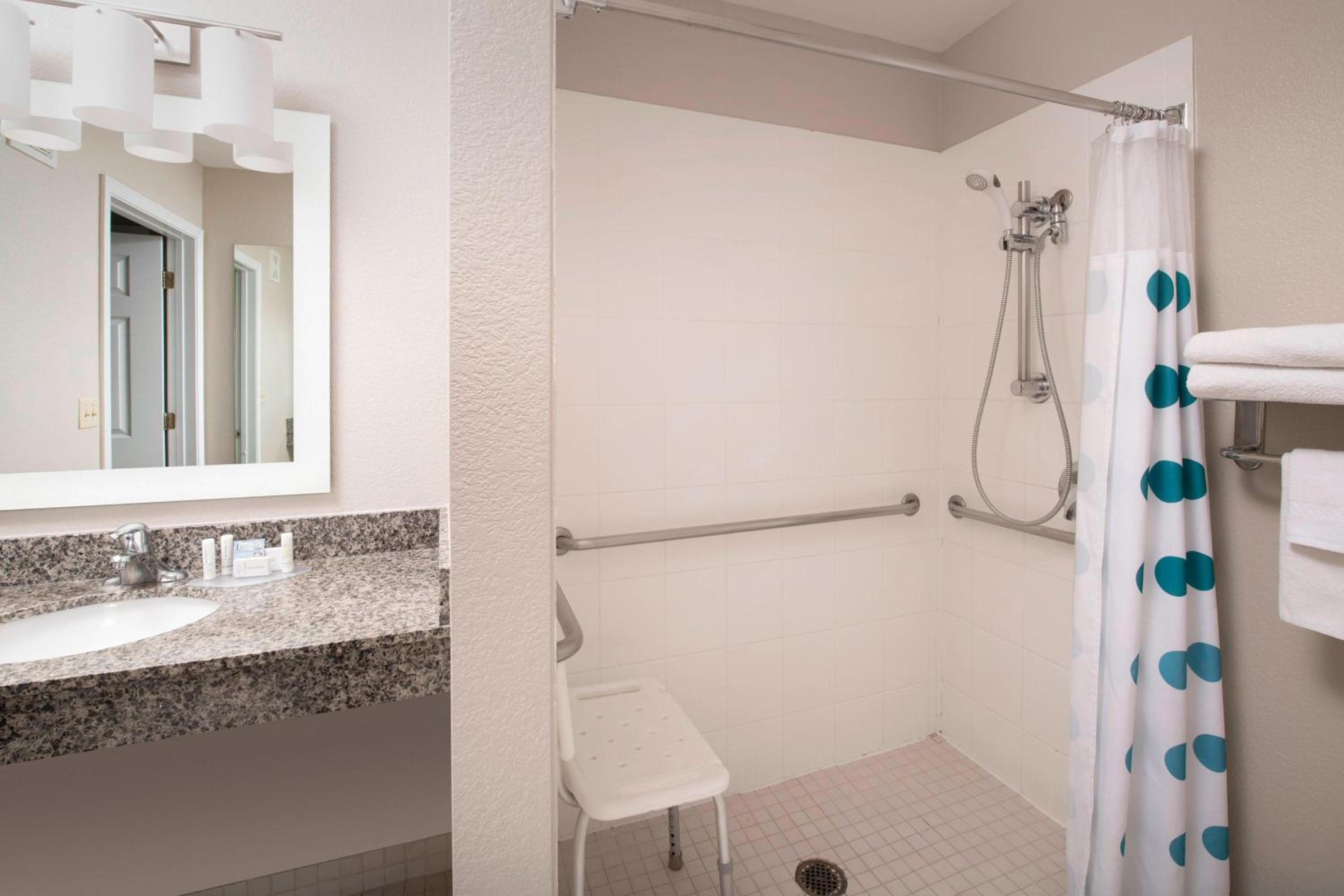 Queen Studio with Sofa Bed and Adapted Tub - Mobility and Hearing Accessible