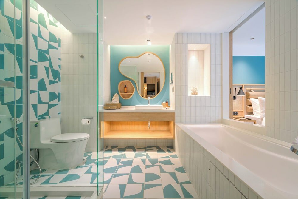Premium Room, 1 King Bed, Pool View (Deluxe)