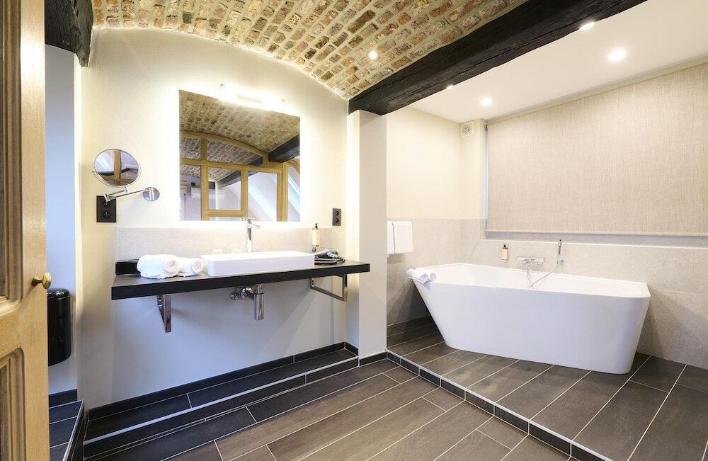 Luxury King Size Suite with Spa Bath