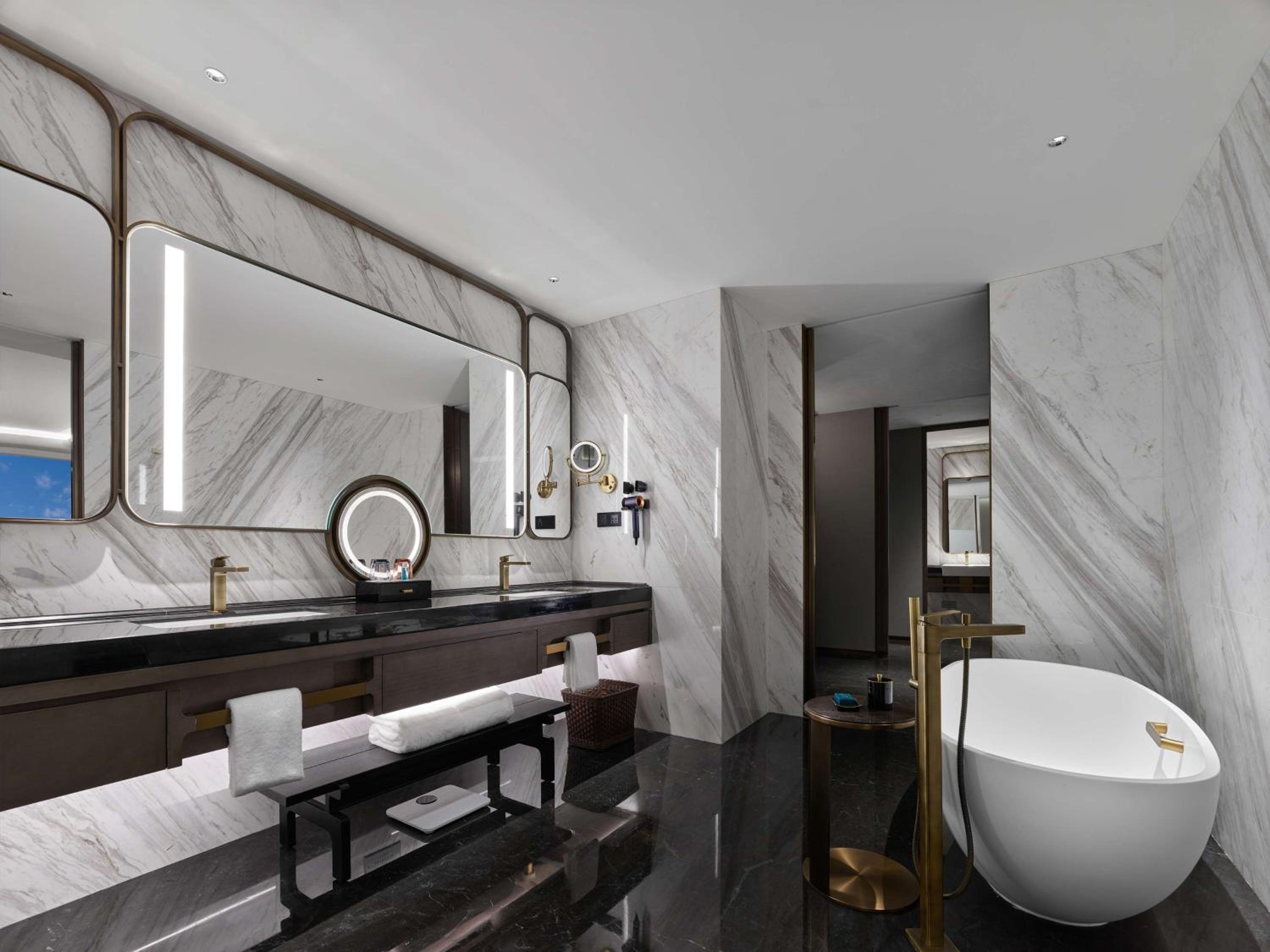 Ambassador King Suite