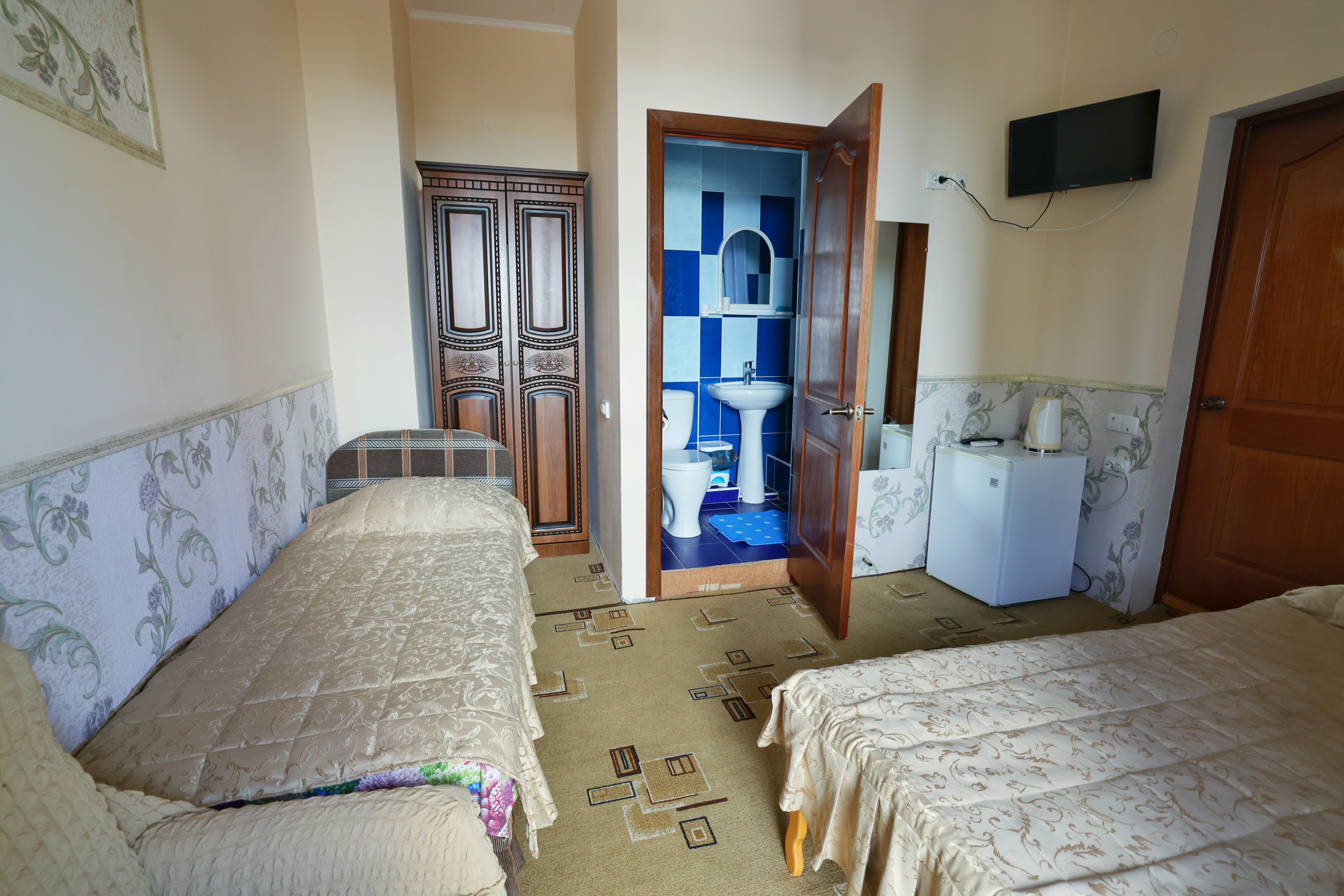 Трехместный номер с видом на горы