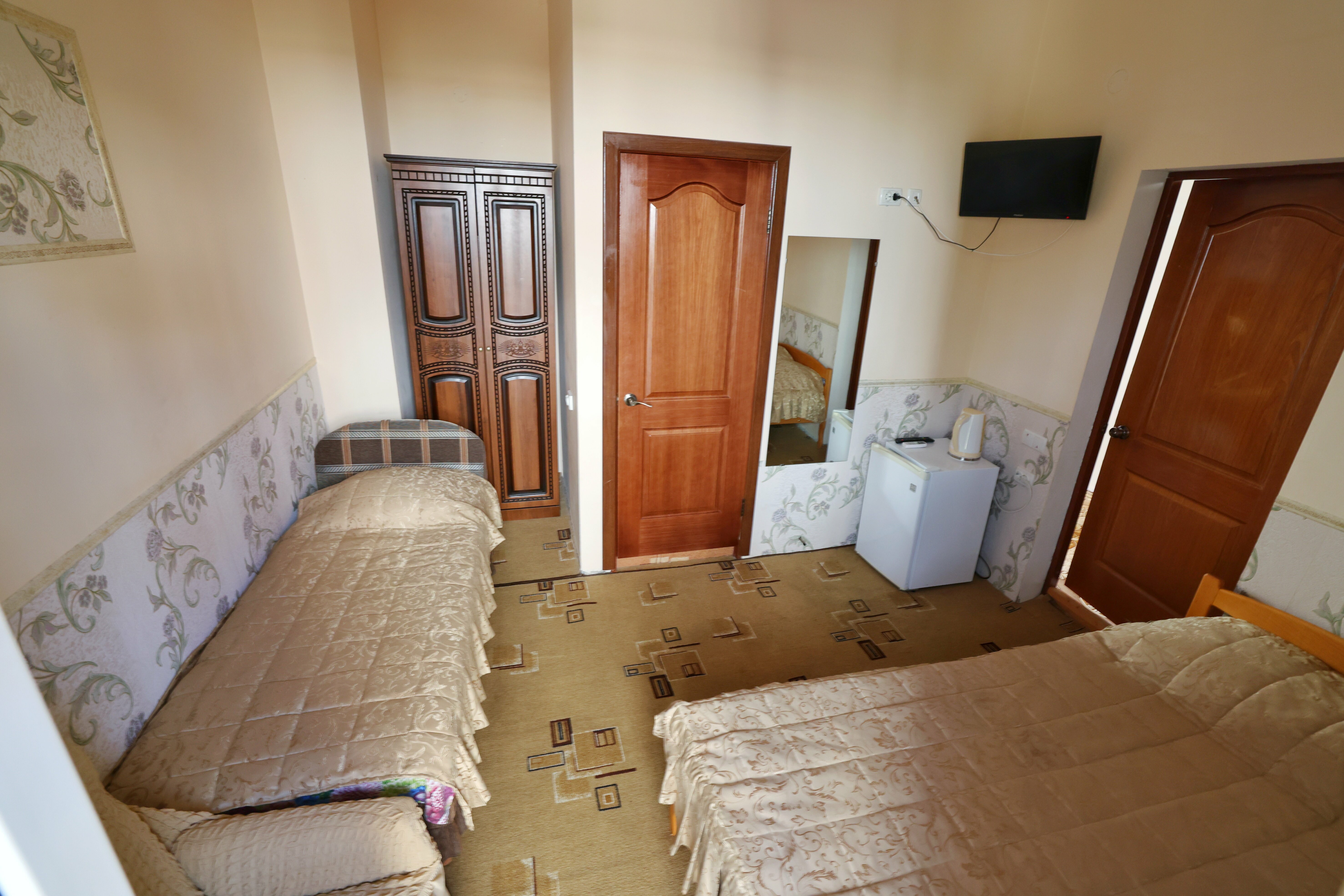 Трехместный номер с видом на горы