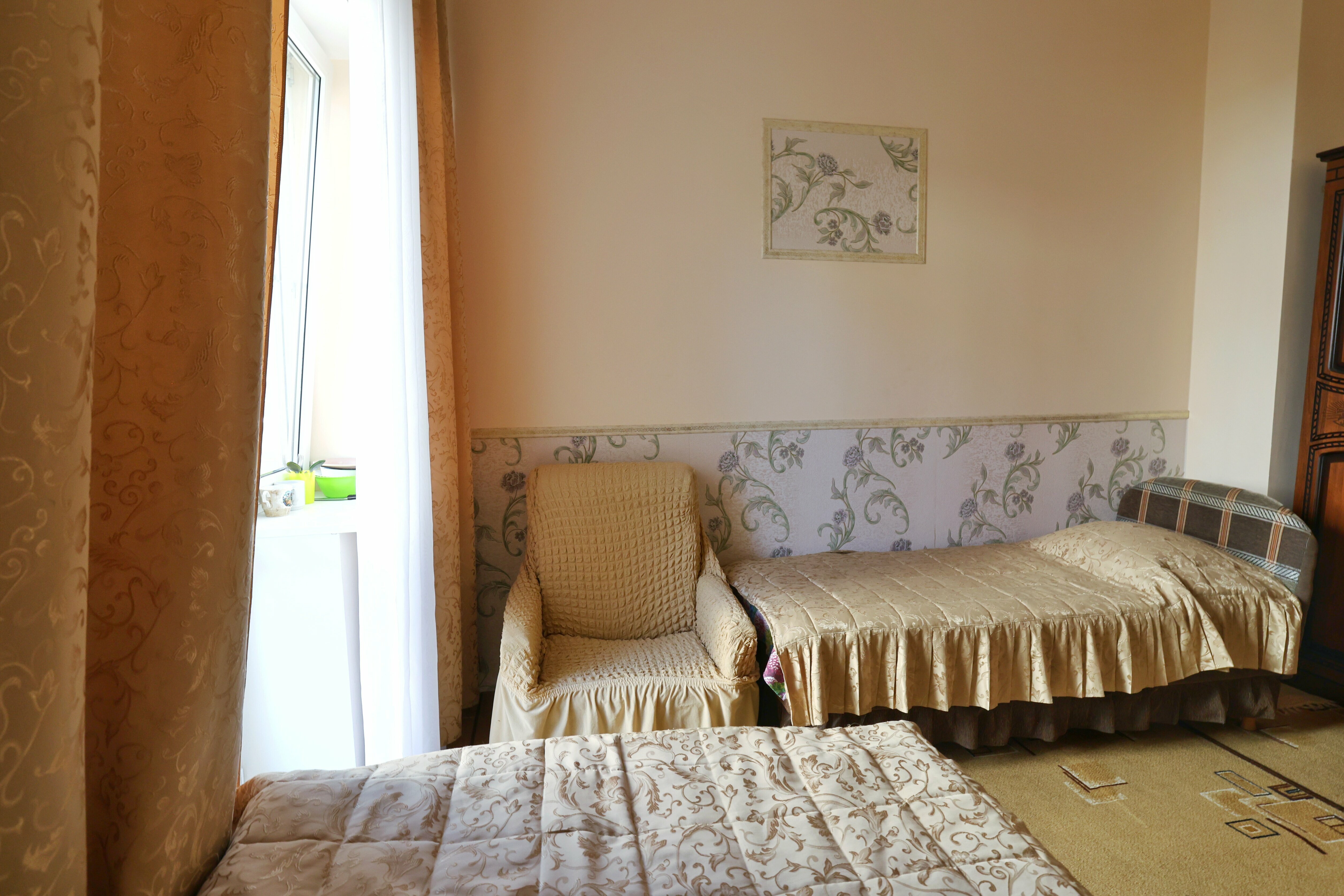 Трехместный номер с видом на горы