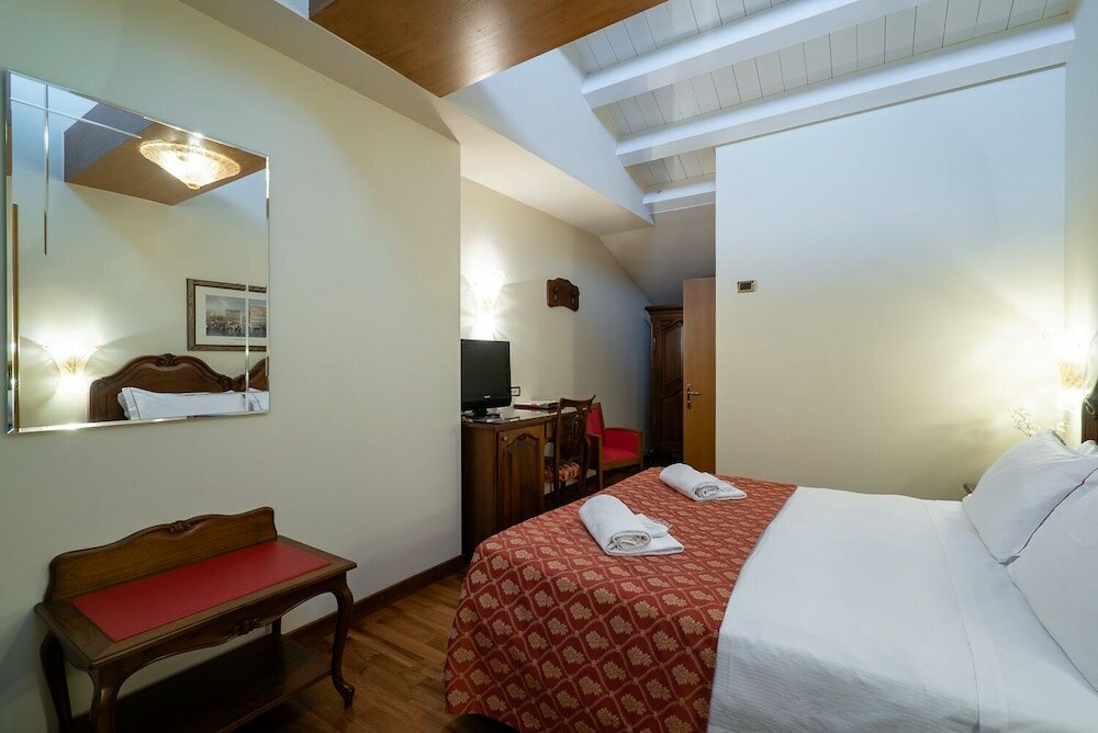 Double Room, 1 Queen Bed