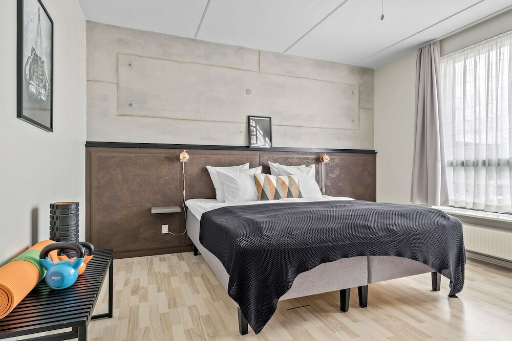 Business Room, 1 King Bed, Bathtub, River View