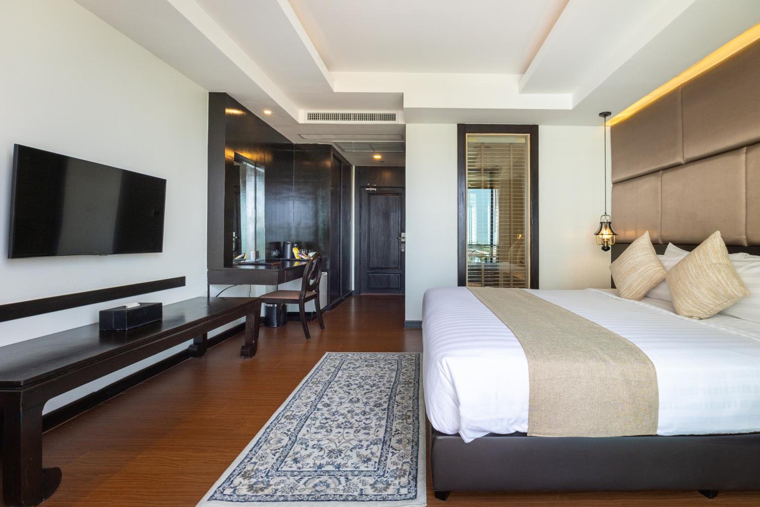 Deluxe Double Room with Side Sea View