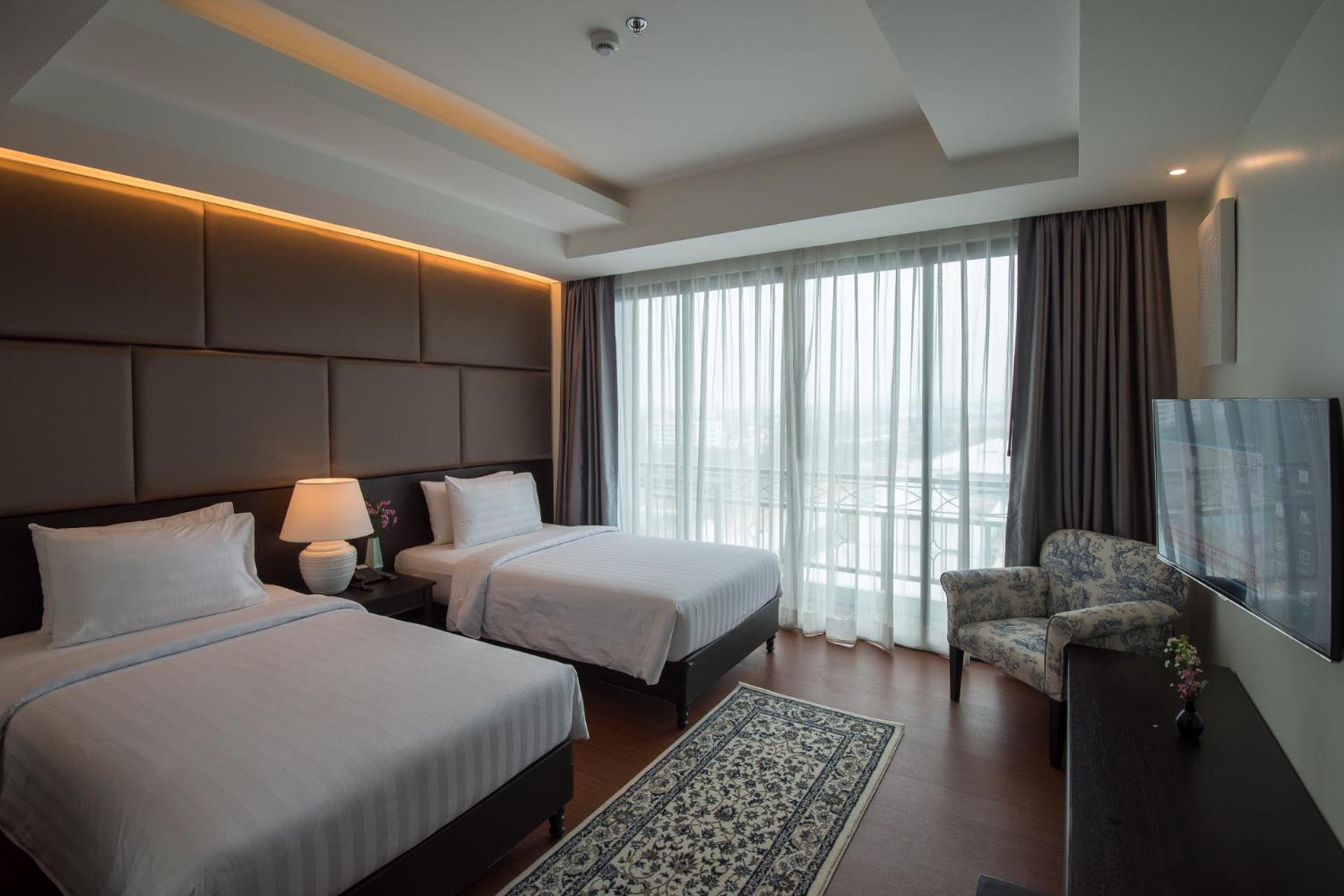 Deluxe Double Room with Side Sea View