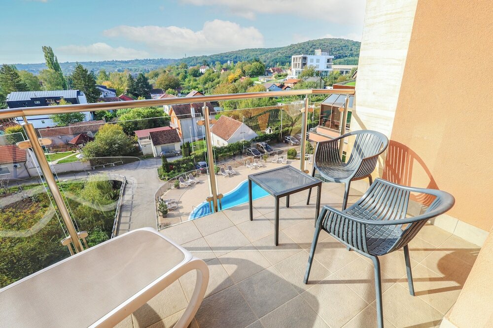 Junior Suite, 1 Bedroom, Pool View