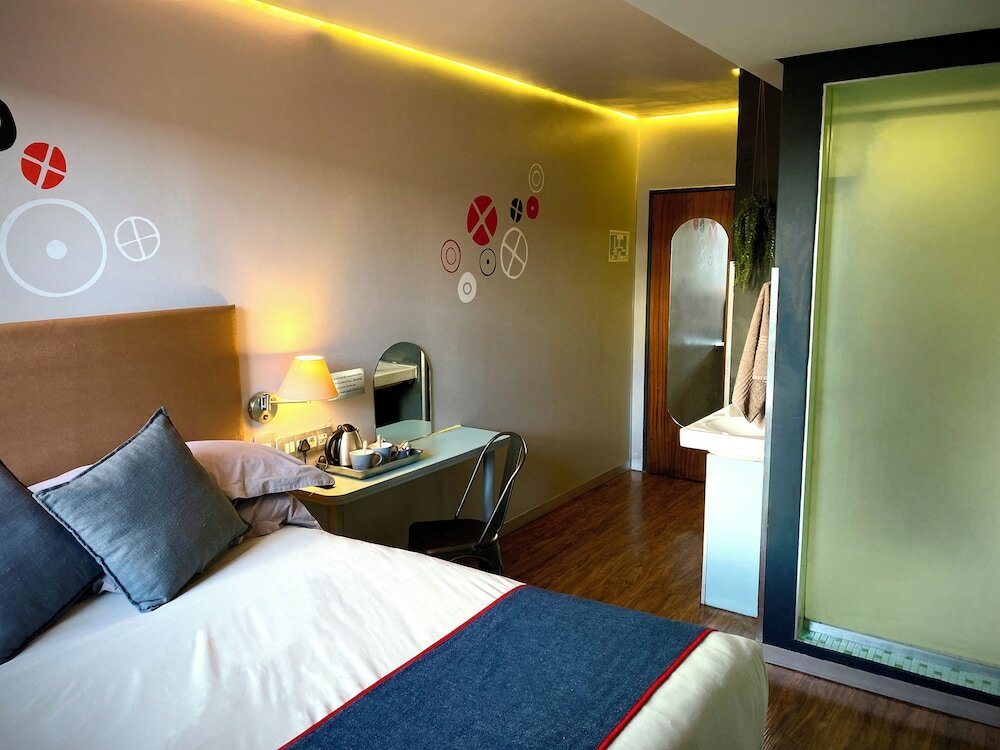Ensuite - Room - Queen Bed
