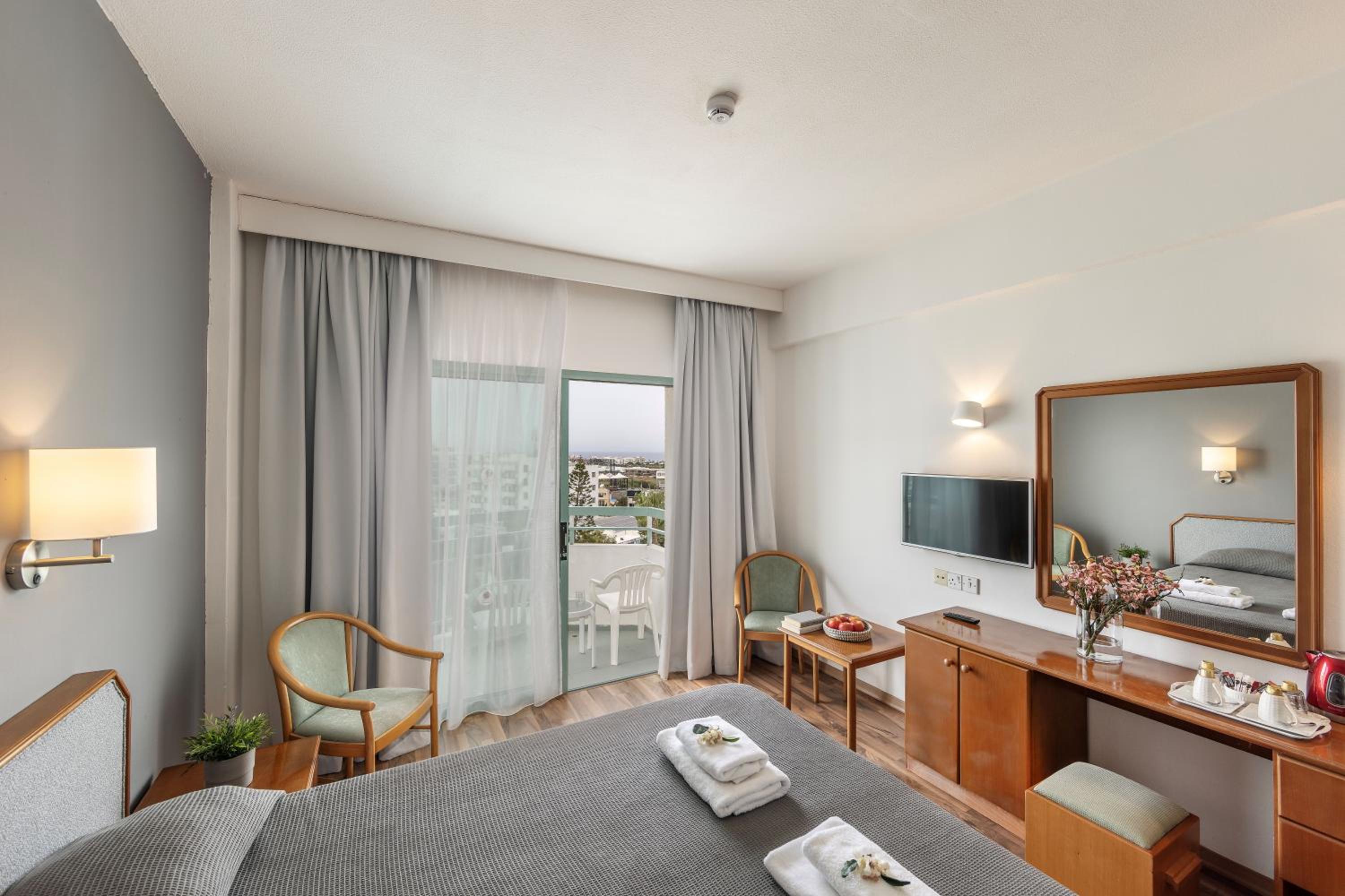 Double or Twin Room with Partial Sea View