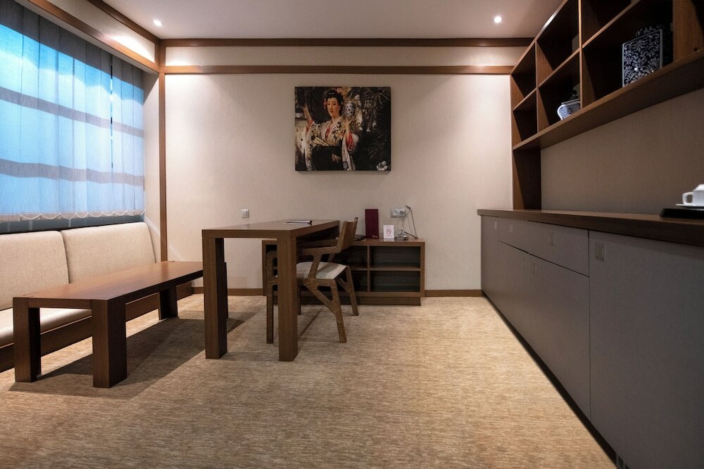 Suite, 1 King Bed, Non Smoking (Garden)
