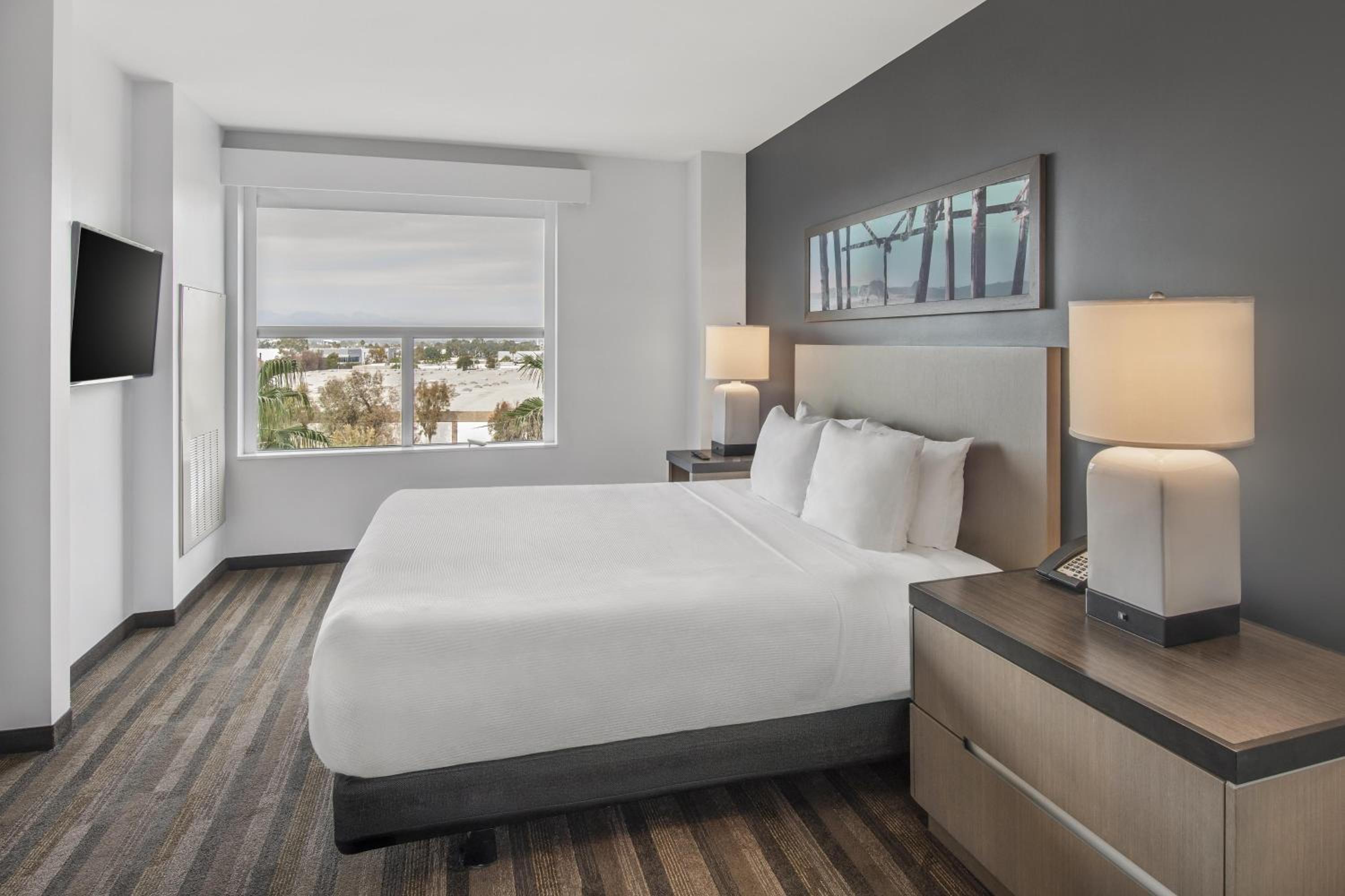 Den Guestroom with Two Queen Beds and Bath Tub - Mobility Accessible