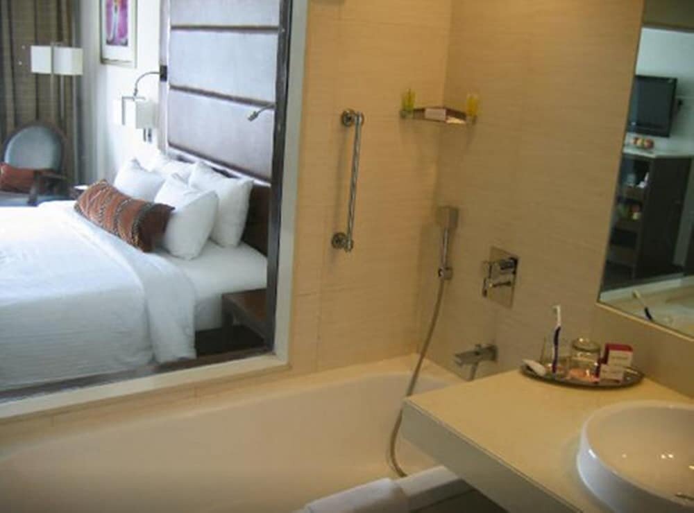 Deluxe Room with Bathtub