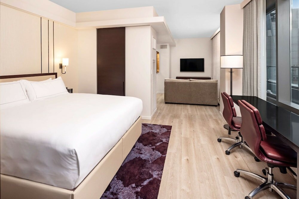 Premier Studio, 1 King Bed, Accessible (Hearing)