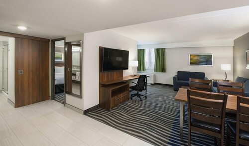 Люкс, 1 двуспальная кровать «Кинг-сайз», для некурящих, кухня (Living Room;with Sofabed) в Holiday Inn Winnipeg - Airport West