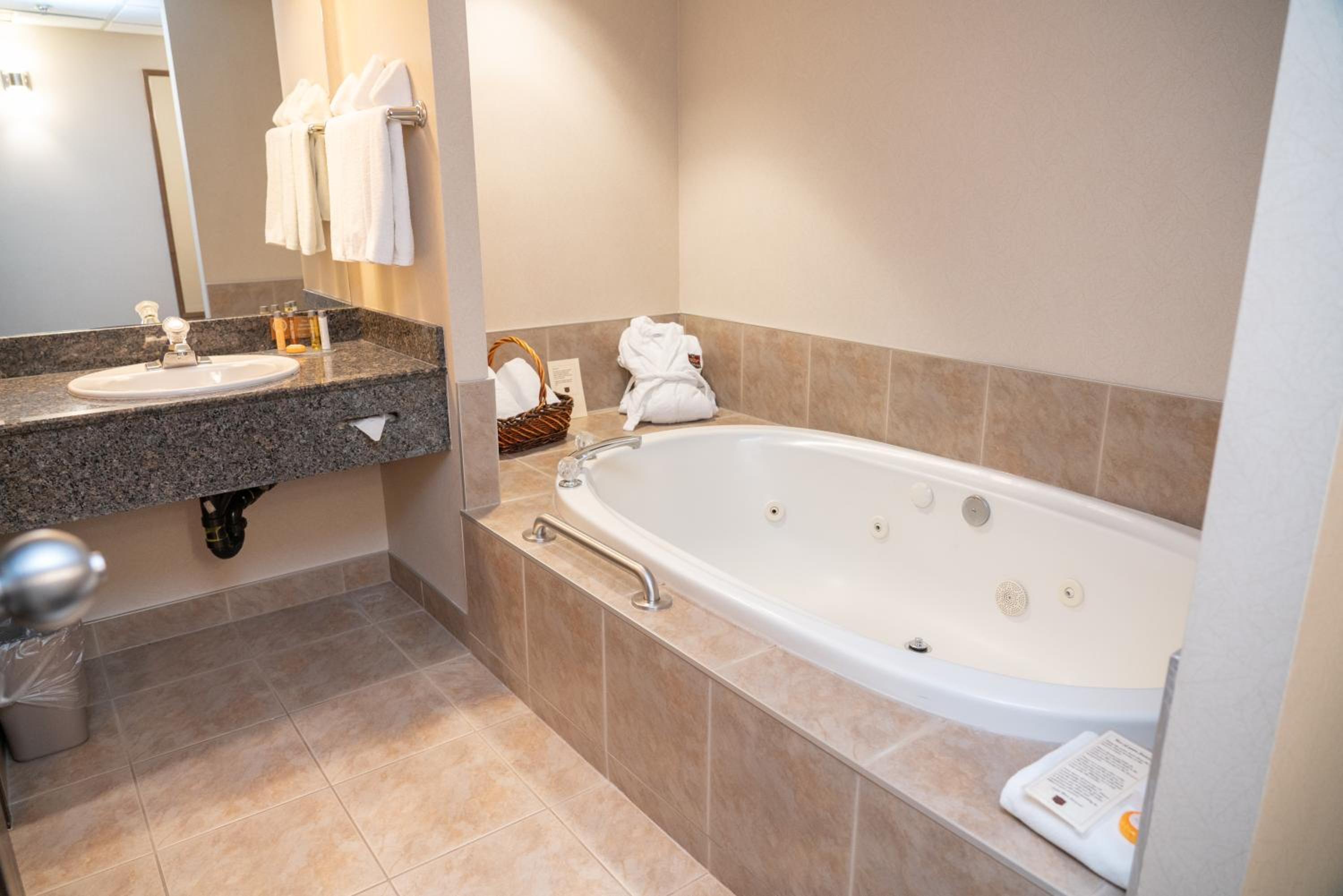 Superior Loft King Jetted Tub