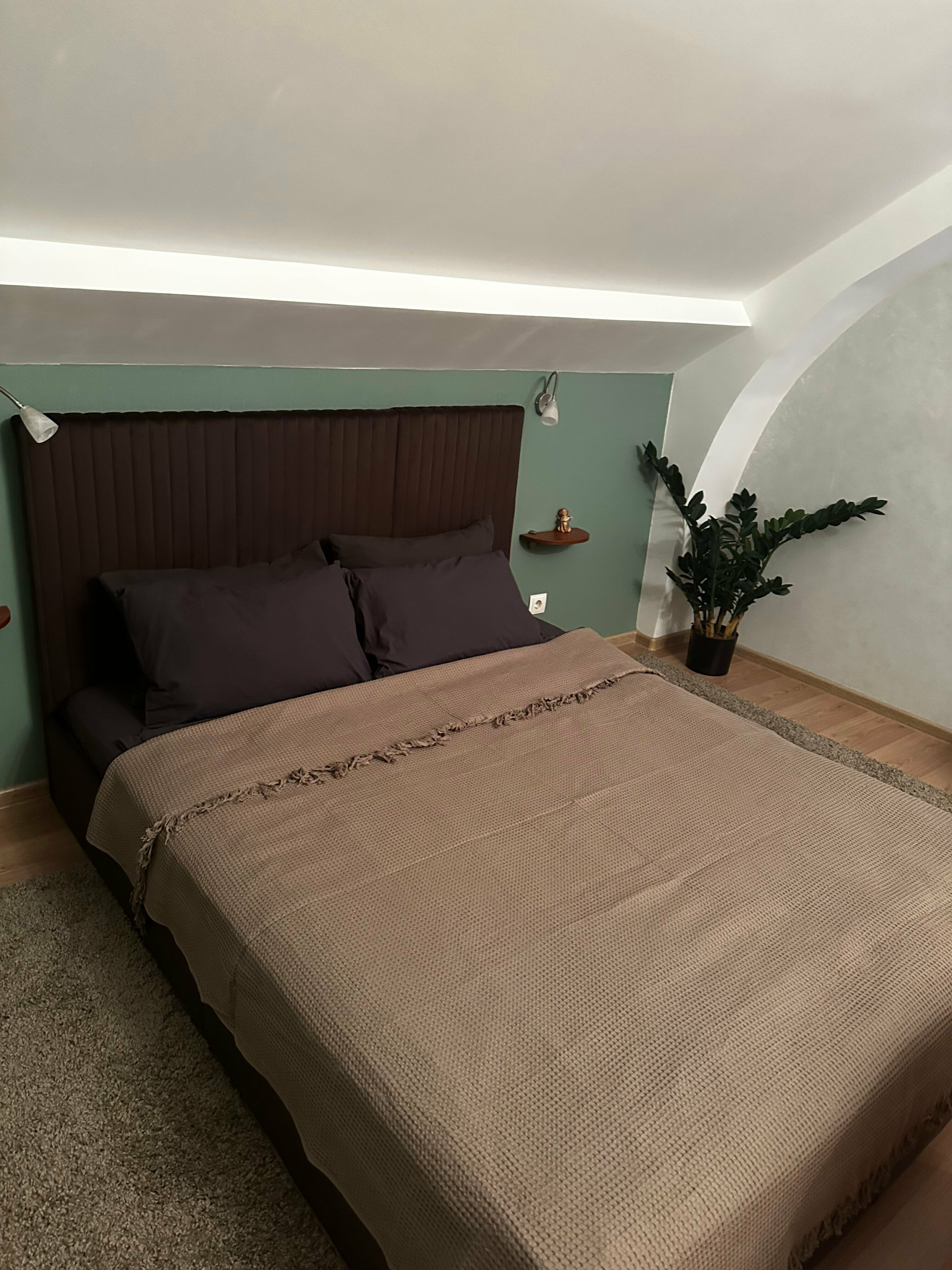 Двухместный номер с двуспальной кроватью и дополнительной кроватью