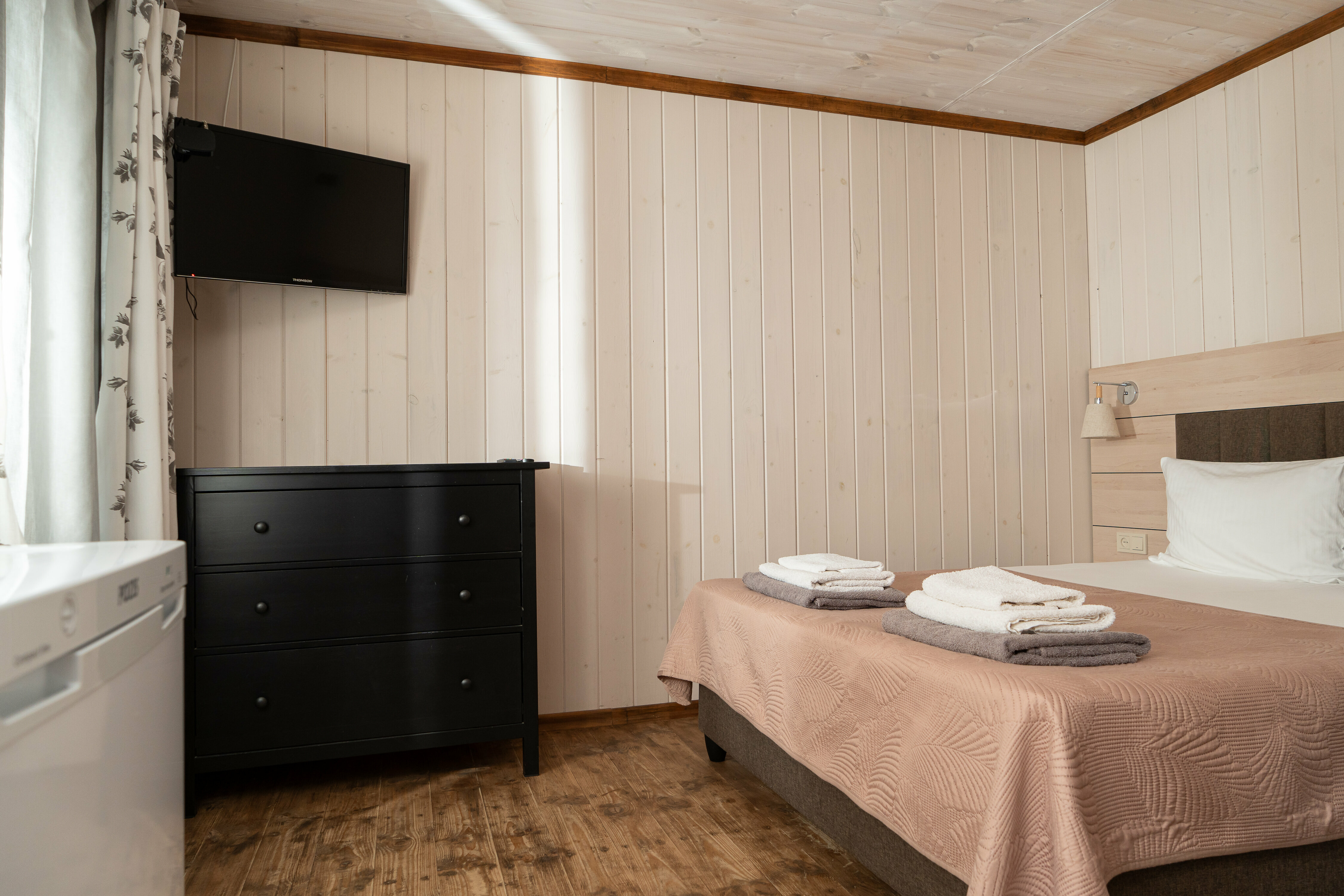 Четырехместный номер с двуспальной кроватью, двумя односпальными и террасой