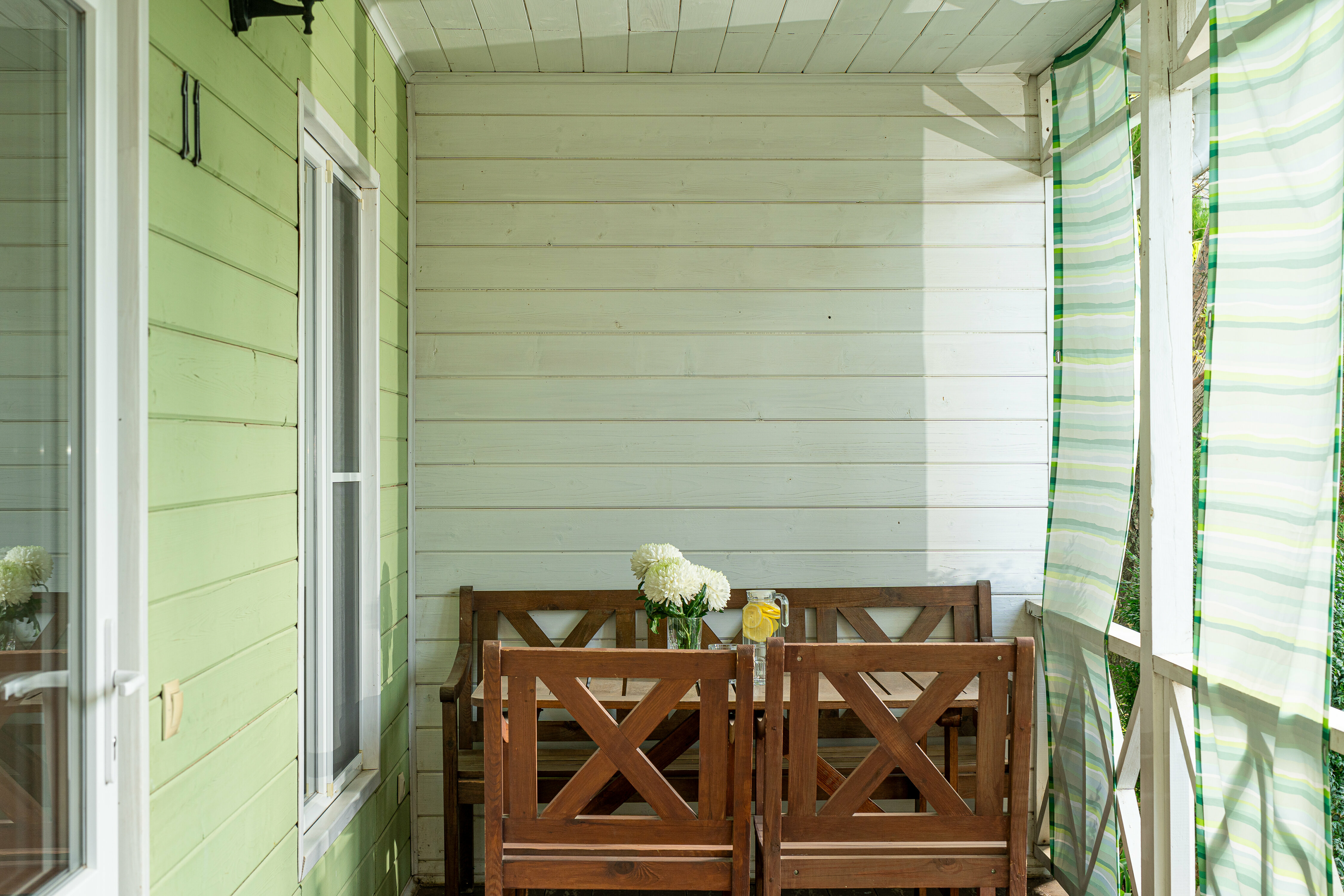 Четырехместный номер с двуспальной кроватью, двумя односпальными и террасой