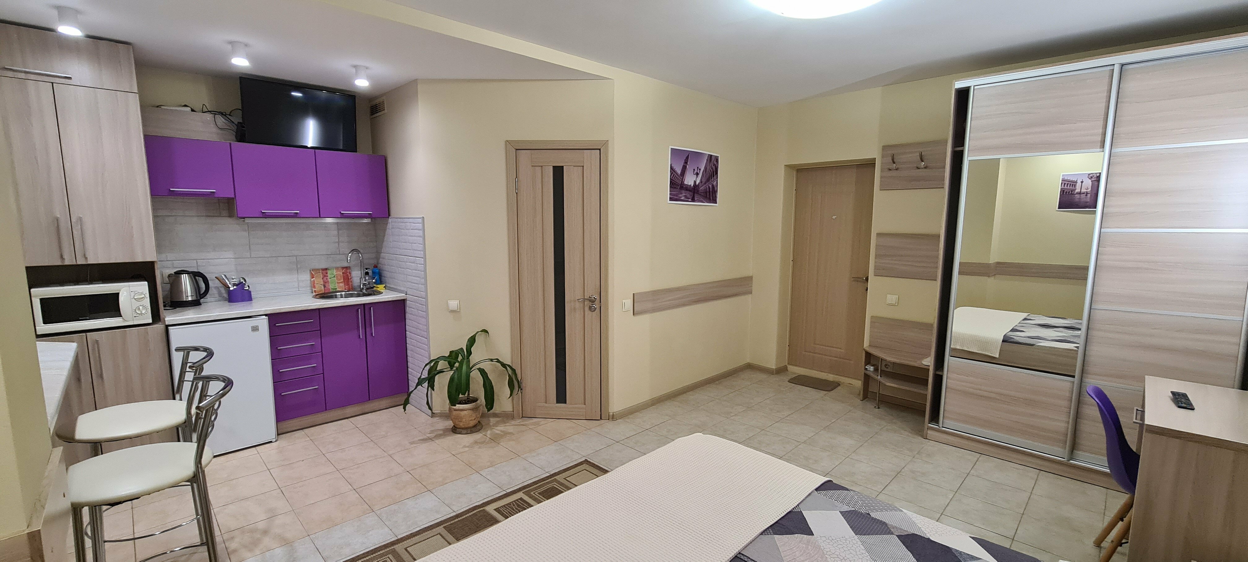 Стандарт "Фиолетовый" с завтраком с  балконом с мини-кухней и с двуспальной кроватью