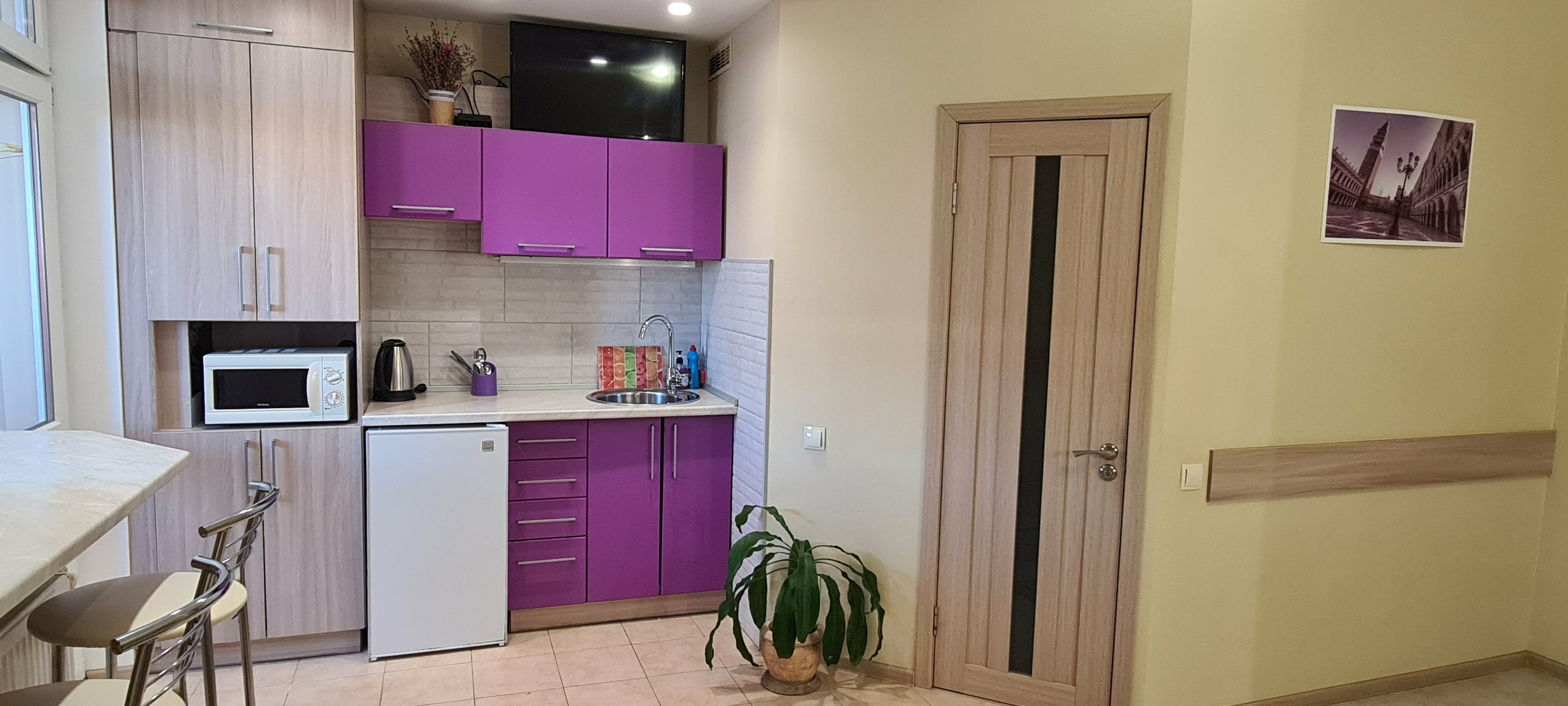 Стандарт "Фиолетовый" с завтраком с  балконом с мини-кухней и с двуспальной кроватью