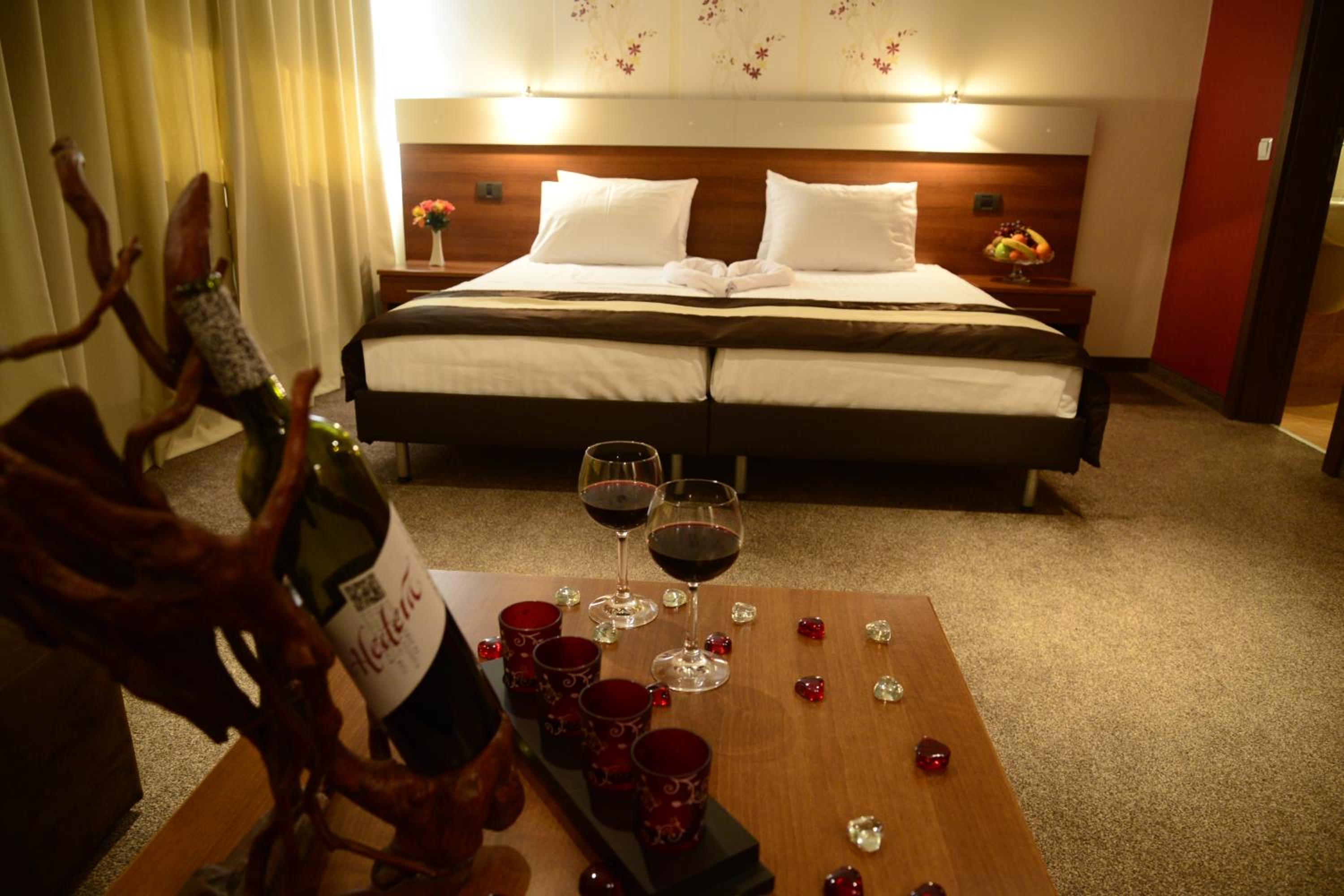 Deluxe Twin Room with Sofa Bed - Free Late Check-out