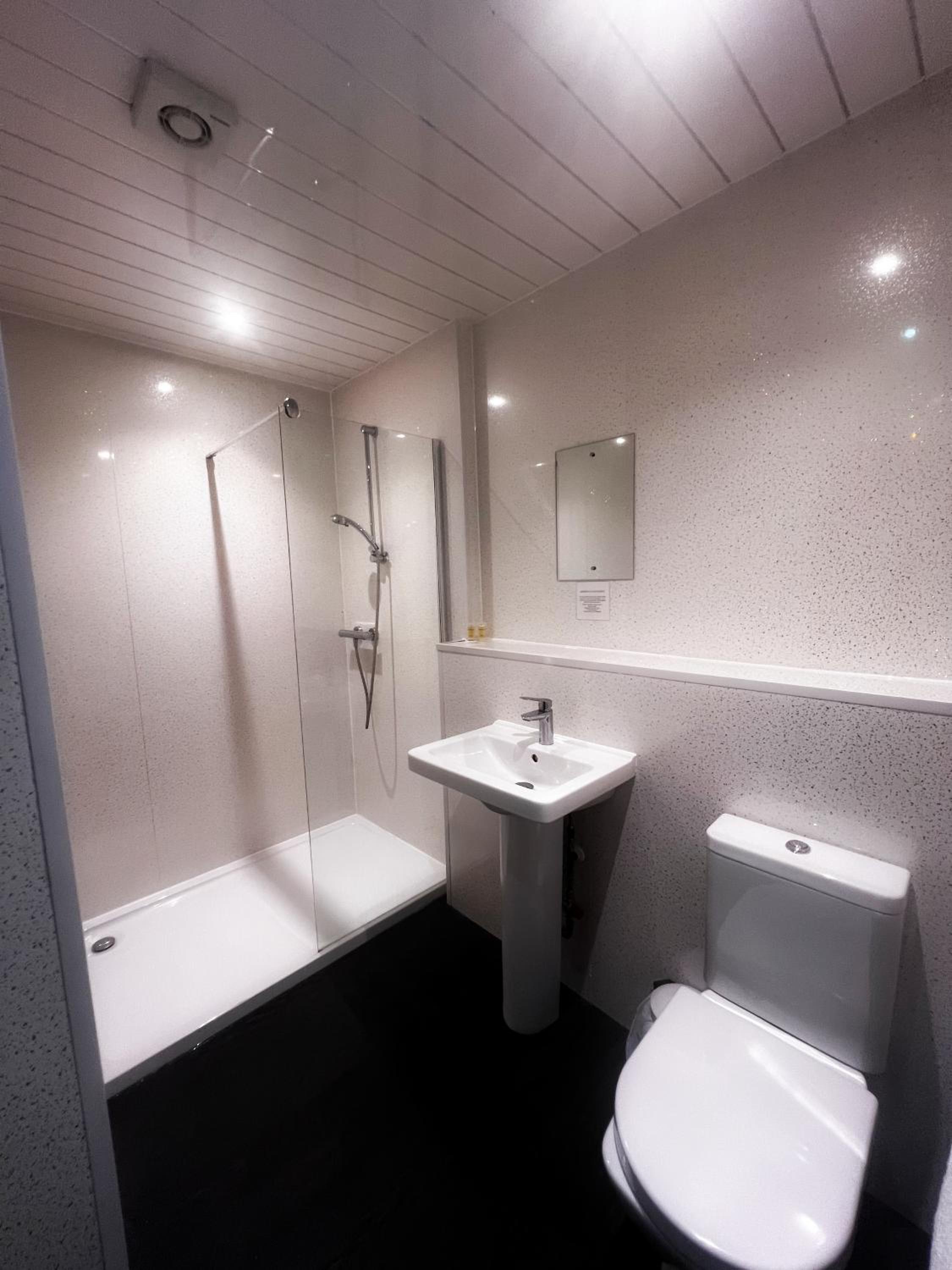 Twin Room with Skylight Window only