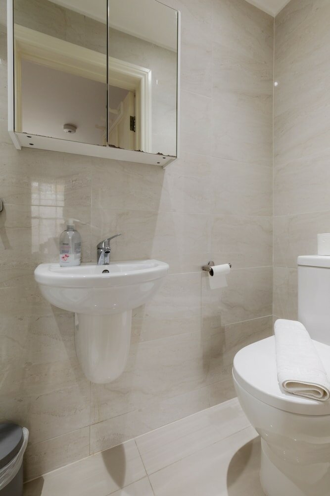 Economy Studio, Ensuite