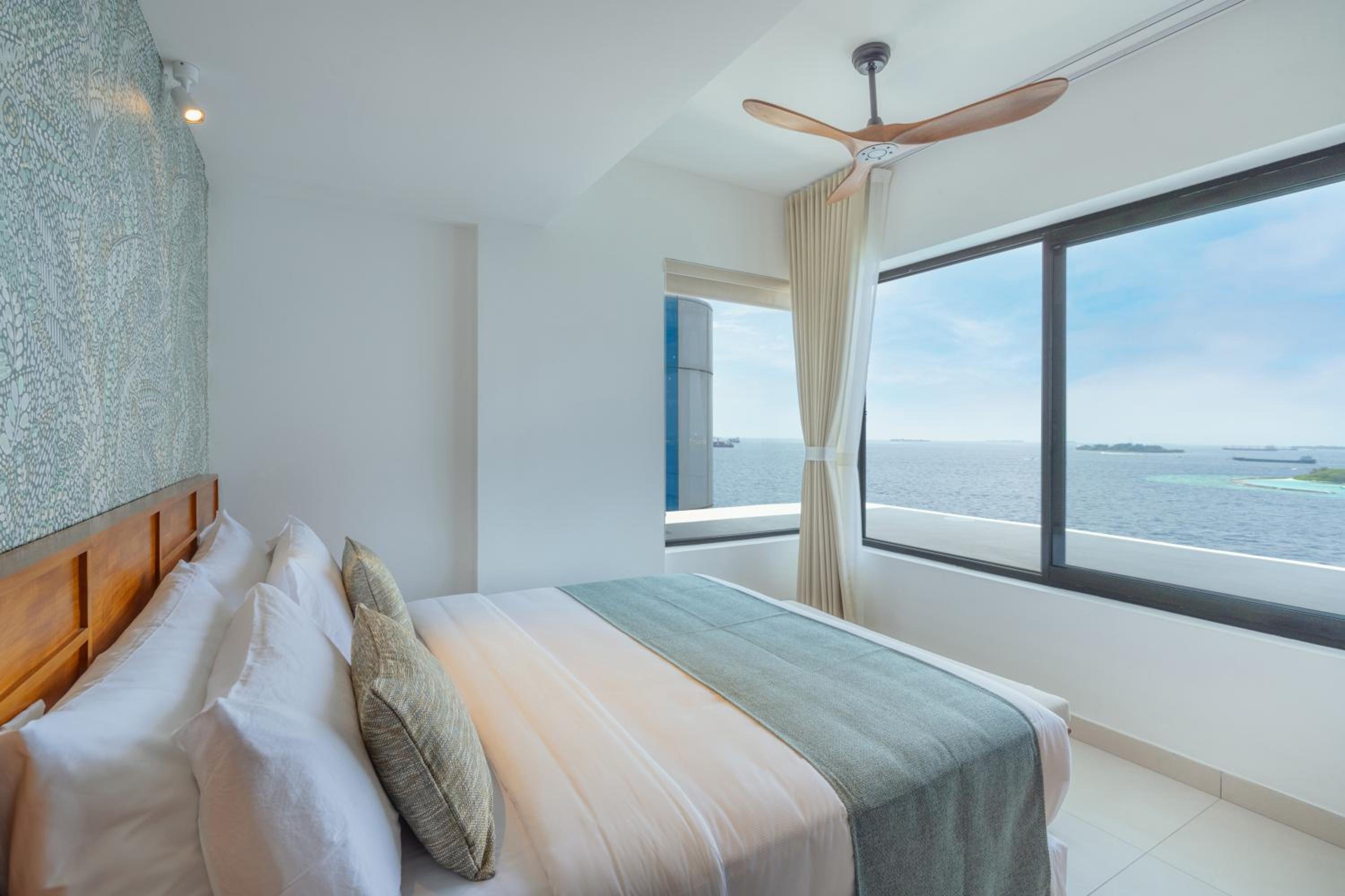 Sea Front 3 Bedroom Master Suite (Free Airport Transfer)