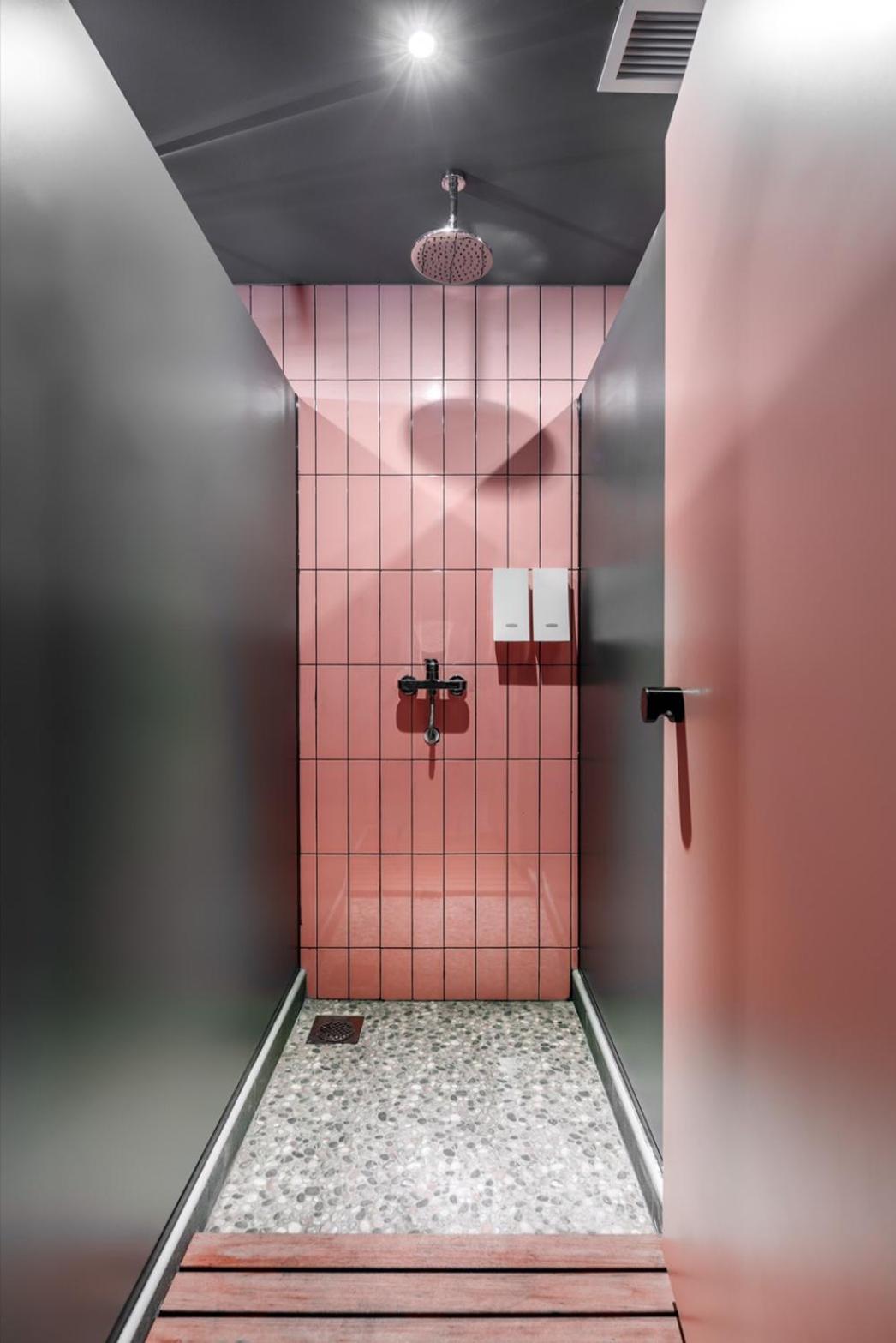 King Pod In Mixed Dorm