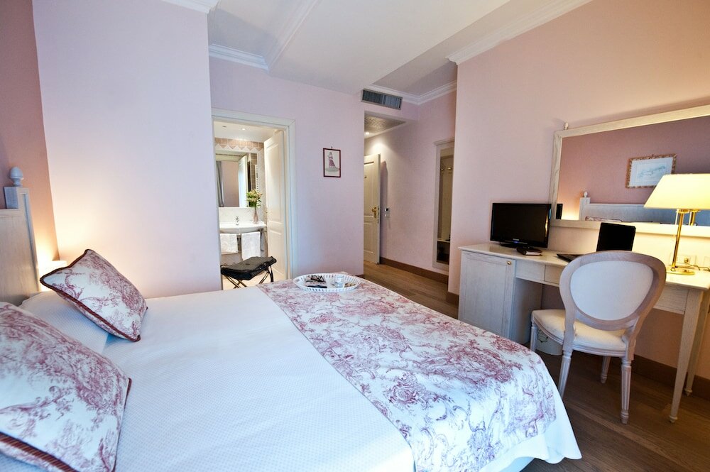 Romantic Double Room, City View
