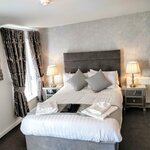 Стандартный трехместный номер, смежные ванная комната и спальня в Angel House Bed & Breakfast