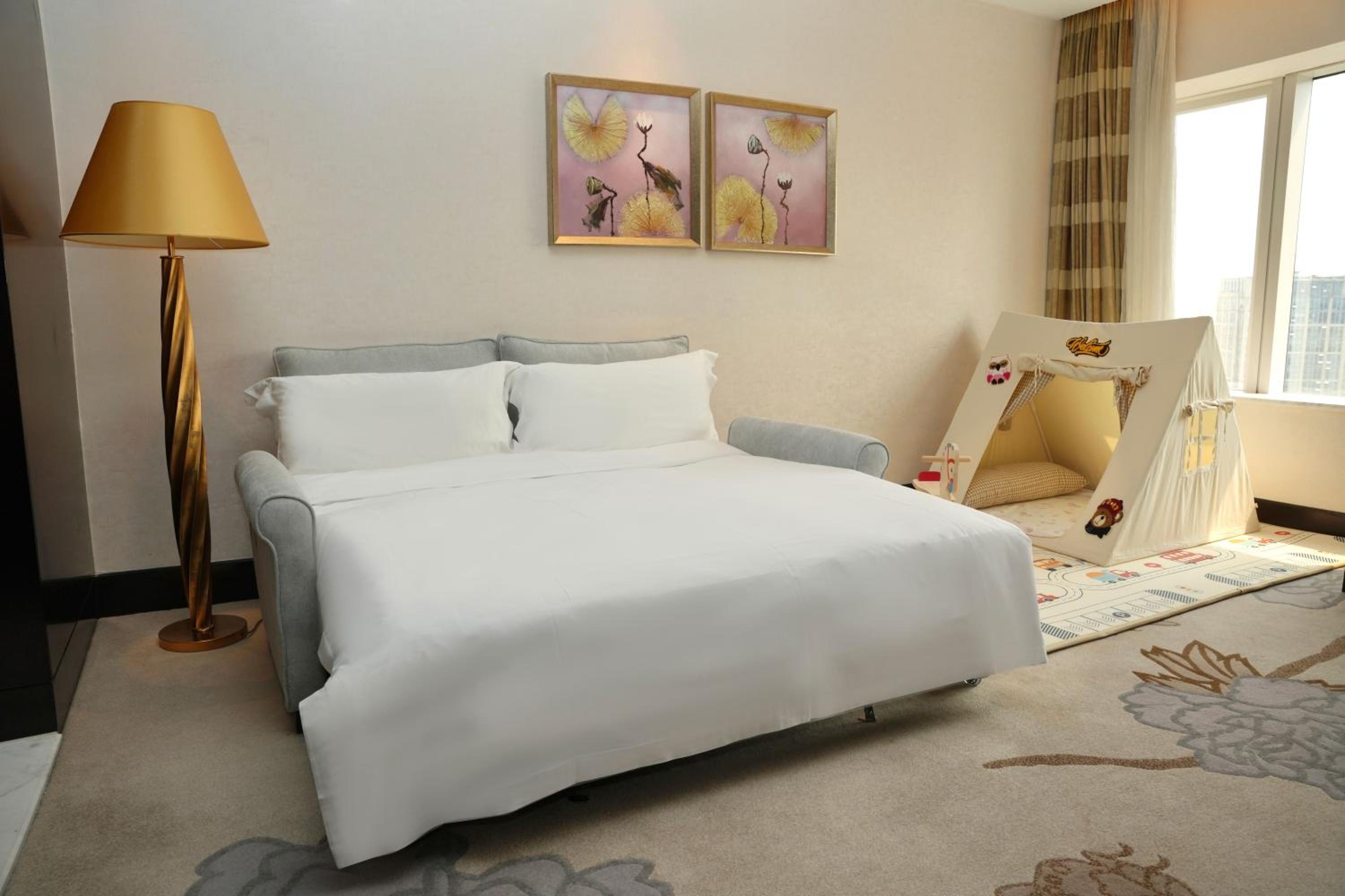Junior King Suite with Sofa Bed - Kids Theme