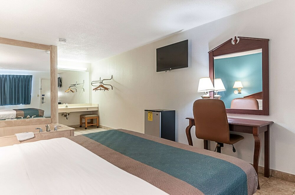 Deluxe Suite, 1 King Bed, Non Smoking, Hot Tub