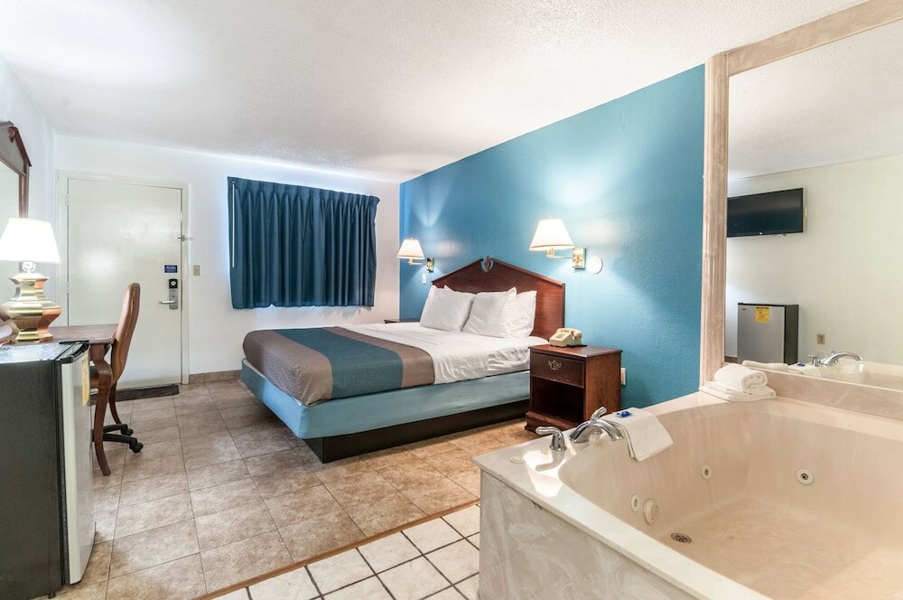 Deluxe Suite, 1 King Bed, Non Smoking, Hot Tub