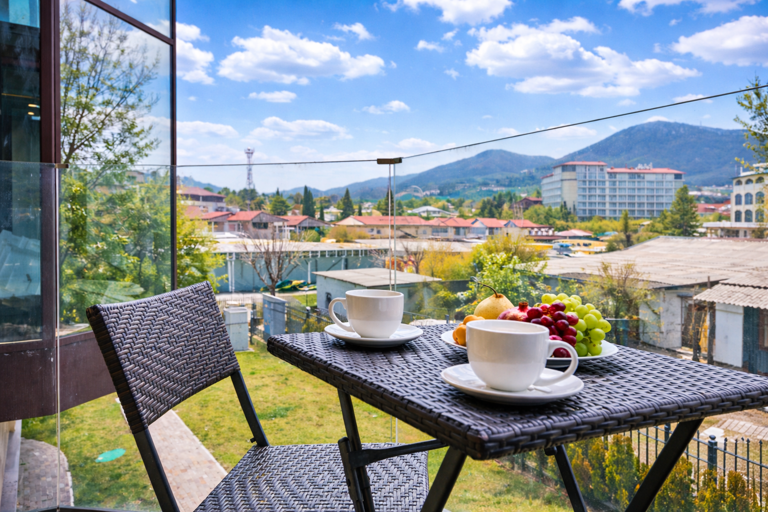 Апартамент с балконом и видом на море и горы