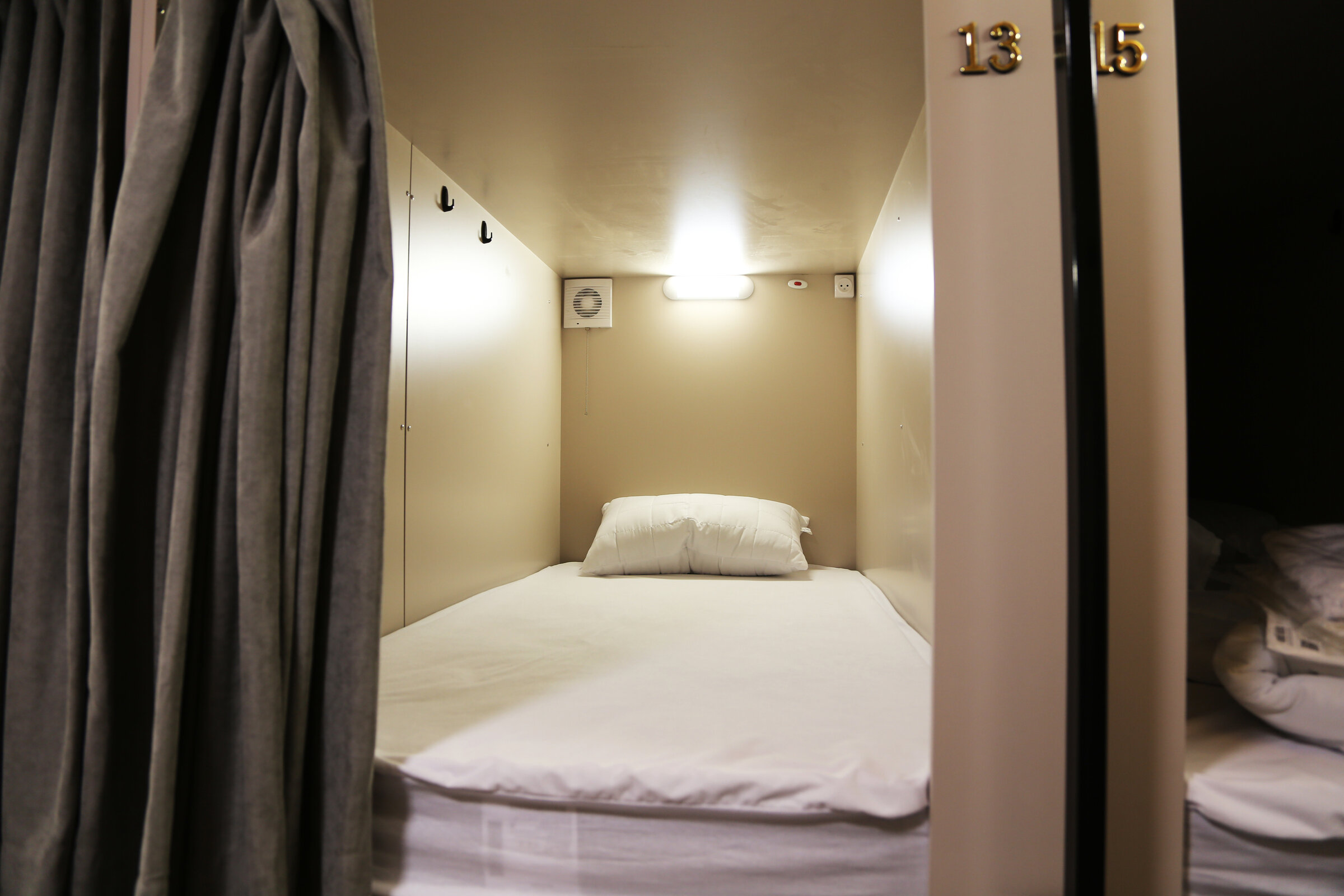 Кровать в общем 8-местном номере для мужчин и женщин