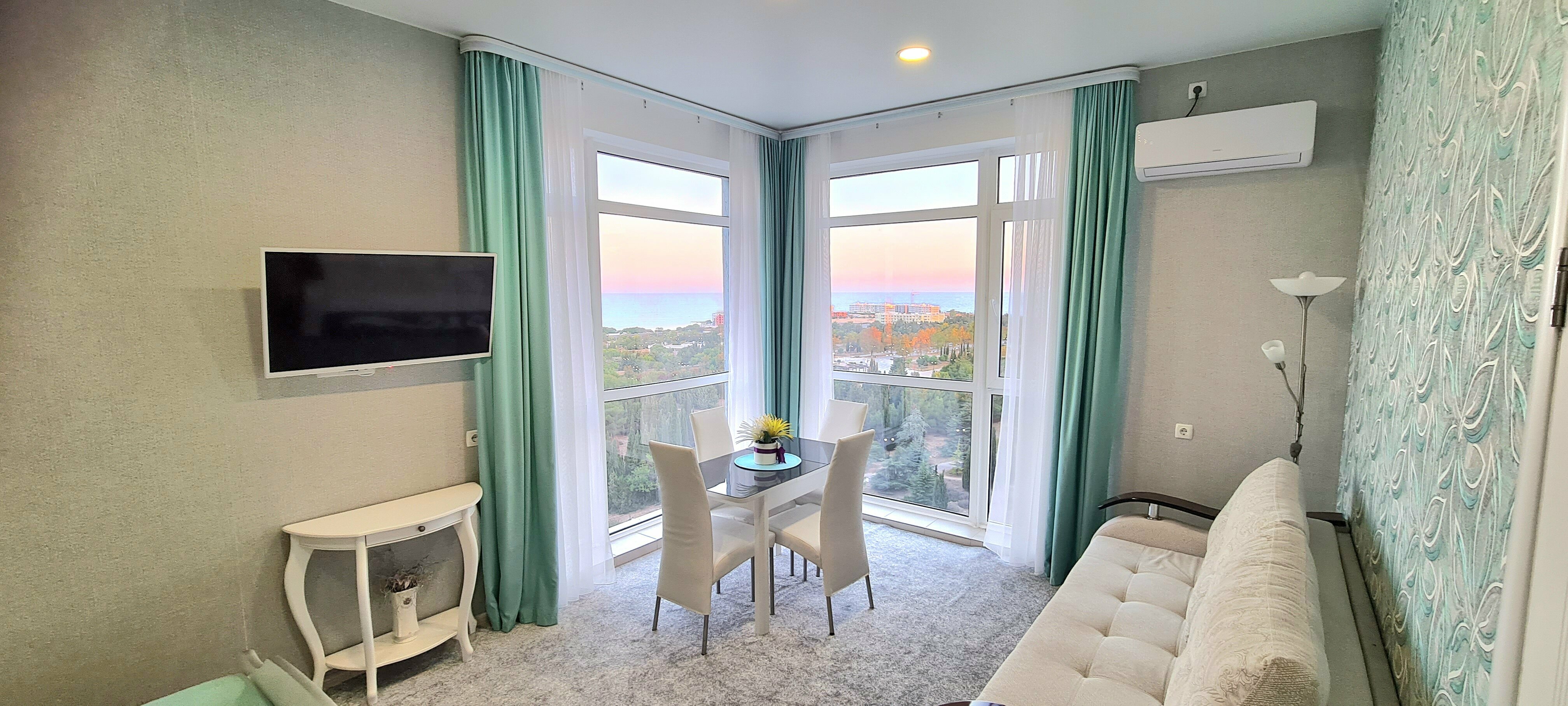 Номер  с видом на море, на парк, на  фонтан и на город