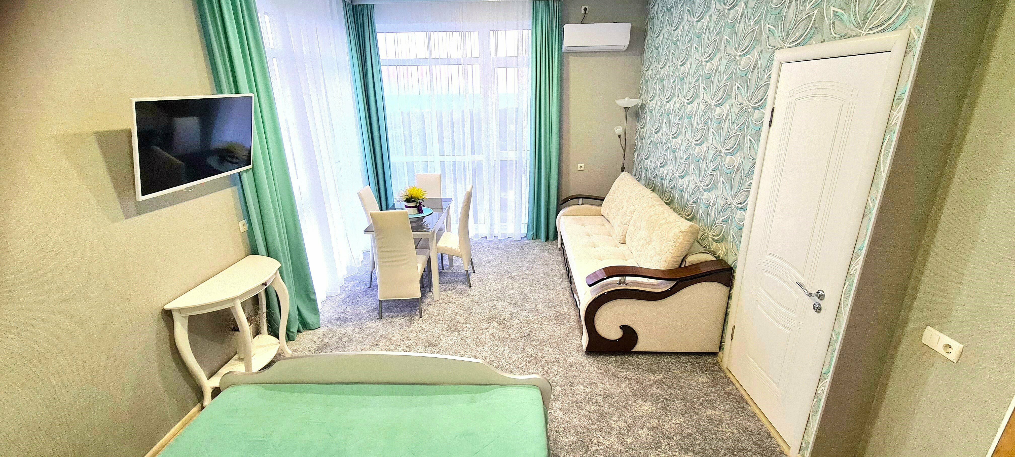 Номер  с видом на море, на парк, на  фонтан и на город