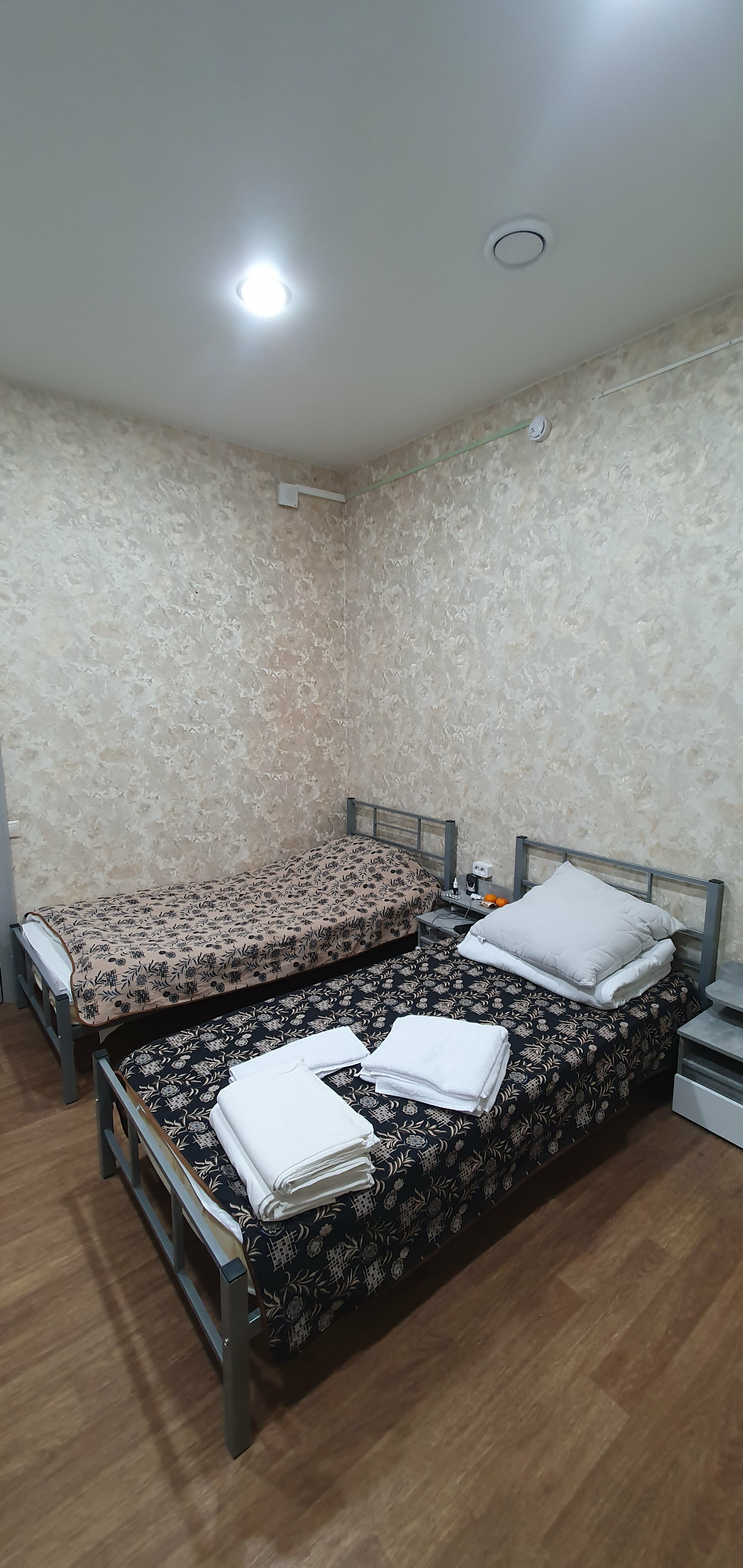 Двухместный номер с 2 отдельными кроватями и общей ванной комнатой